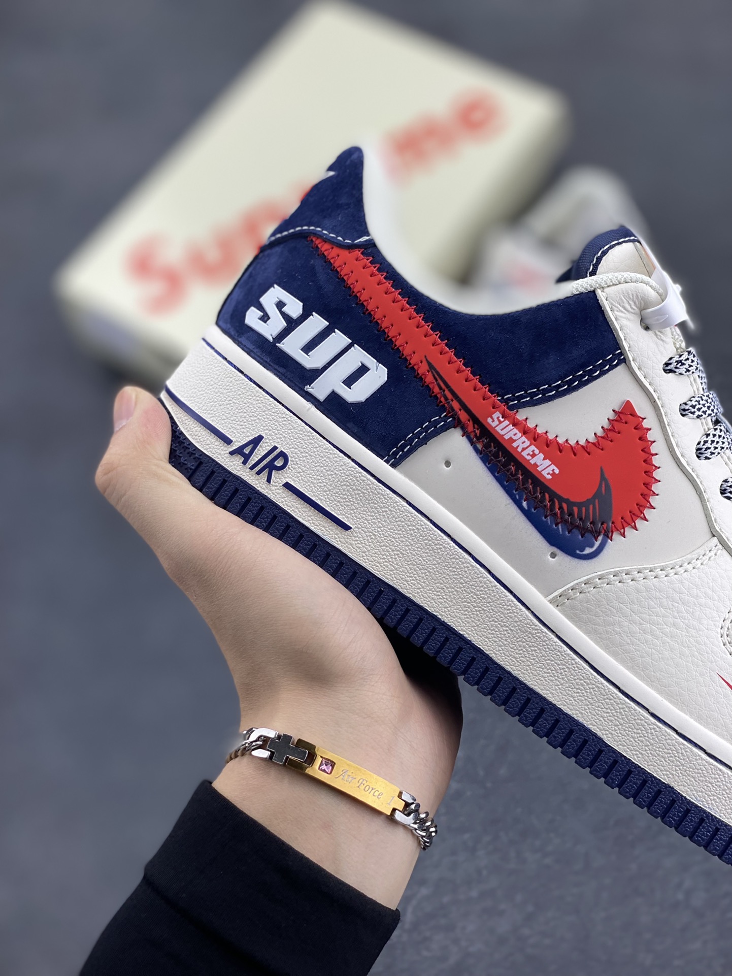 图片[6]-NIke Air Force 1 \’07 Low “Supreme联名——红蓝双勾”空军一号 低帮 运动鞋 休闲鞋 折边针车 工艺难度大 原楦头原纸板 原装鞋盒 定制五金配件 内置全掌气垫 原厂鞋底 货号：DM1688-801 尺码：36 36.5 37.5 38 38.5 39 40 40.5 41 42 42.5 43 44 44.5 45-选品中心