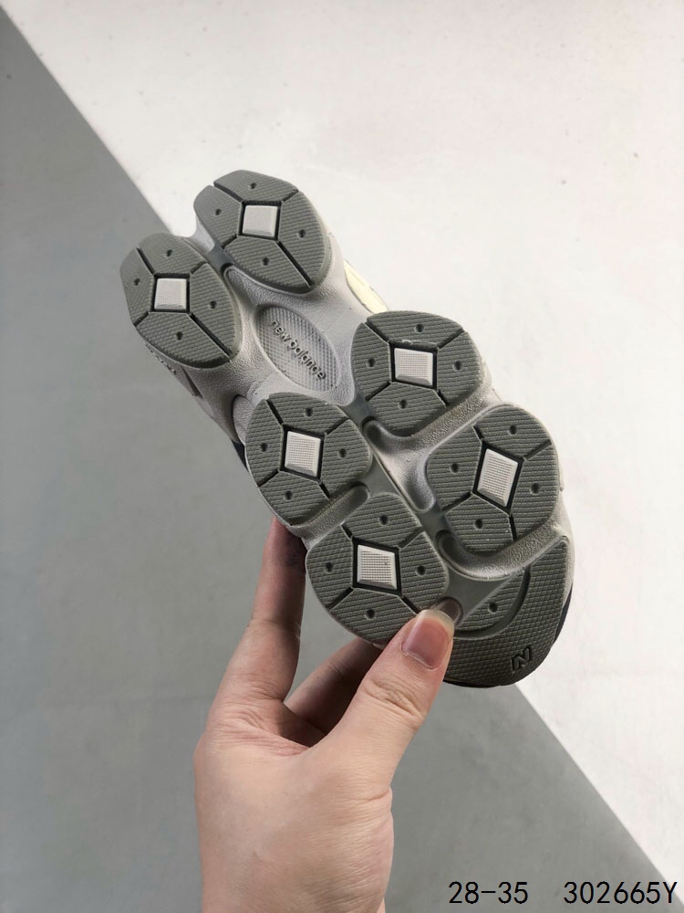 图片[5]-New Balance/新百伦 公司级 9060系列 童鞋版本上线,潮爹潮妈追寻的单品!!采用反绒面革及透气斜纹帆布料拼接鞋面材质，中底嵌入ABZORB缓震科技材料及后跟嵌入TPU装饰条稳固❗️ 复古爱好者看过来,全新配色!全新NB新百伦New Balance 9060\”Driftwood Castlerock\”系列复古百搭老爹风小象蹄休闲运动跑步鞋“浮木棕深灰 P类型：童鞋 版本：公司级 尺码：28 29 30 31 32 33 34 35-选品中心