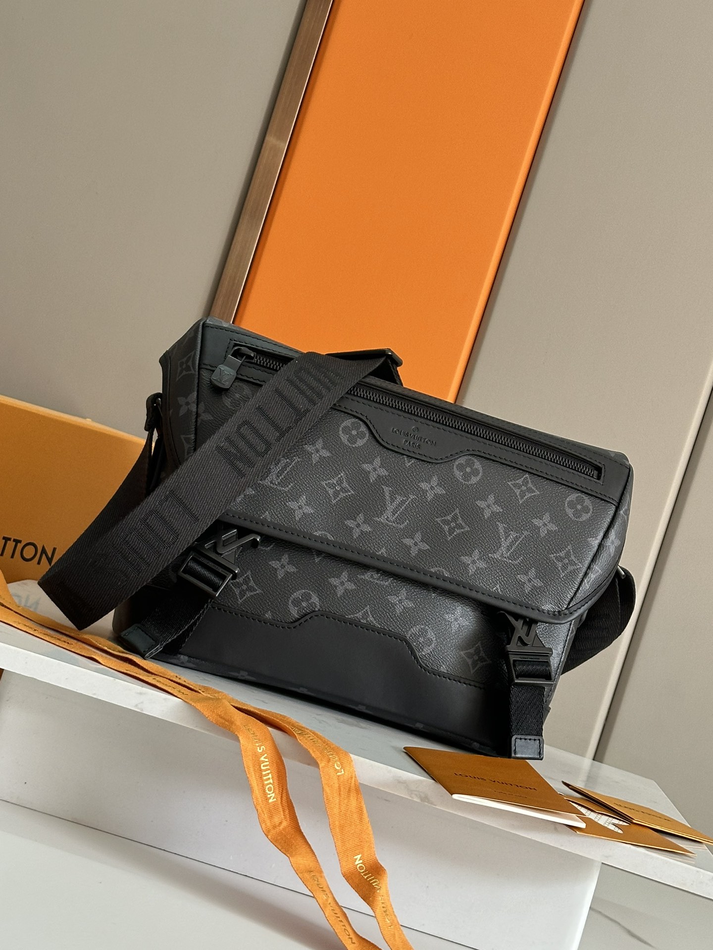 NO:386573,Top original sheet 【Messenger Voyager Postman Handbag】.M12517 Black Flower Inspired by the retro schoolbag, the Messenger Voyager PM Jm bag is made of Monogram Shadow calf leather. The familiar and comfortable shape enriches two new iconic LV buckles and convenient adjustable shoulder straps. A great work bag with a spacious interior that can accommodate tablets, chargers, notebooks and other everyday items. Size 33 x 22.5 x 11 cm, LV 【Top Original sheet】, louis vuitton, cowhide19860909顶级原单【Messenger Voyager 邮差手袋】.M12517黑花 受复古书包的启发,Messenger Voyager PM Jm包由Monogram Shadow小牛皮制成.熟悉且携带舒适的形状丰富了两个新的标志性LV扣和方便的可调节肩带.一个很棒的工作包,其宽敞的内部可以容纳平板电脑、充电器、笔记本和其他日常用品. 尺寸 33 x 22.5 x 11厘米,LV【顶级原单】,louis vuitton,cowhide,Bag