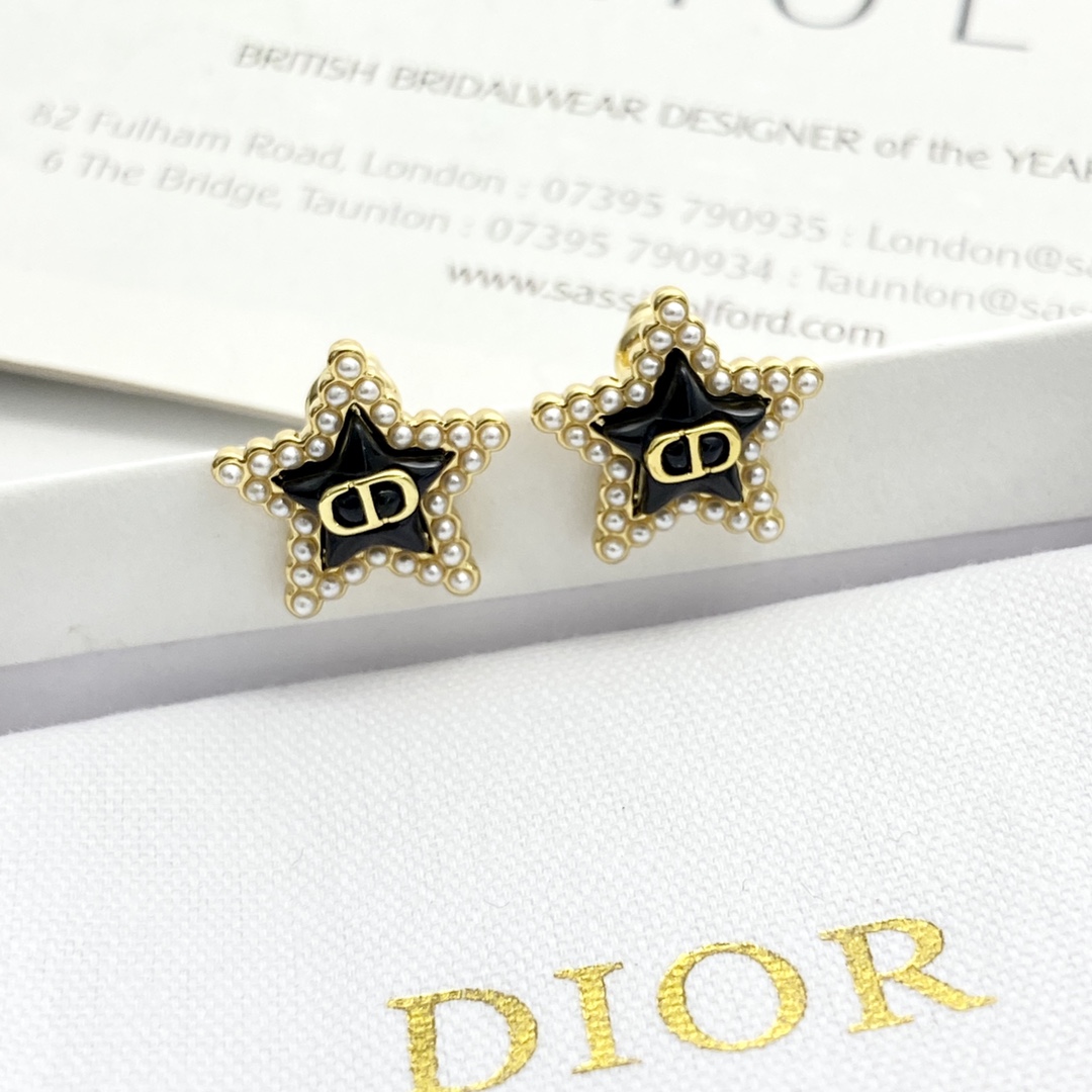 编码E2872 0247825 🛍DIOR耳钉热销款火爆上新🆕🆕🆕 😎迪奥黑色星星珍珠耳钉 🥳五角星外围一圈小珍珠点缀，俏皮可爱 😈立体感满满～戴出优雅大方知性的美丽！日常出行活动聚会都能搭配的上，佩戴率…