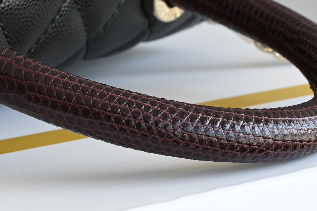 白金版▪️正品级 包装如图全新升级版 𝗖𝗵𝗮𝗻𝗲𝟭 𝗖𝗼𝗰𝗼𝗛𝗮𝗻𝗱𝗹𝗲小号 黑/红蜥蜴皮手腕 浅金，无