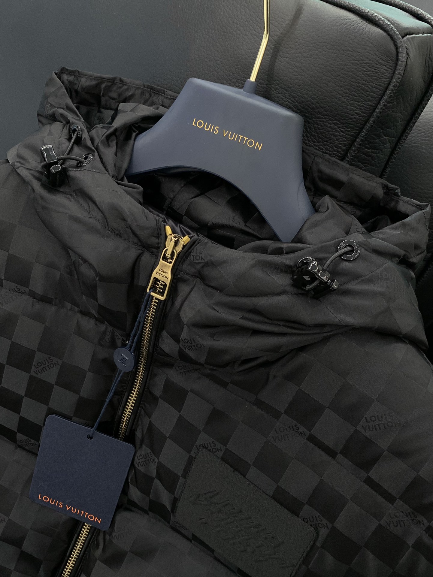 ， LouisVuitton 路易威登，冬季最新款，专柜同步有售，原单狠货，时尚休闲连帽羽绒服外套，上身