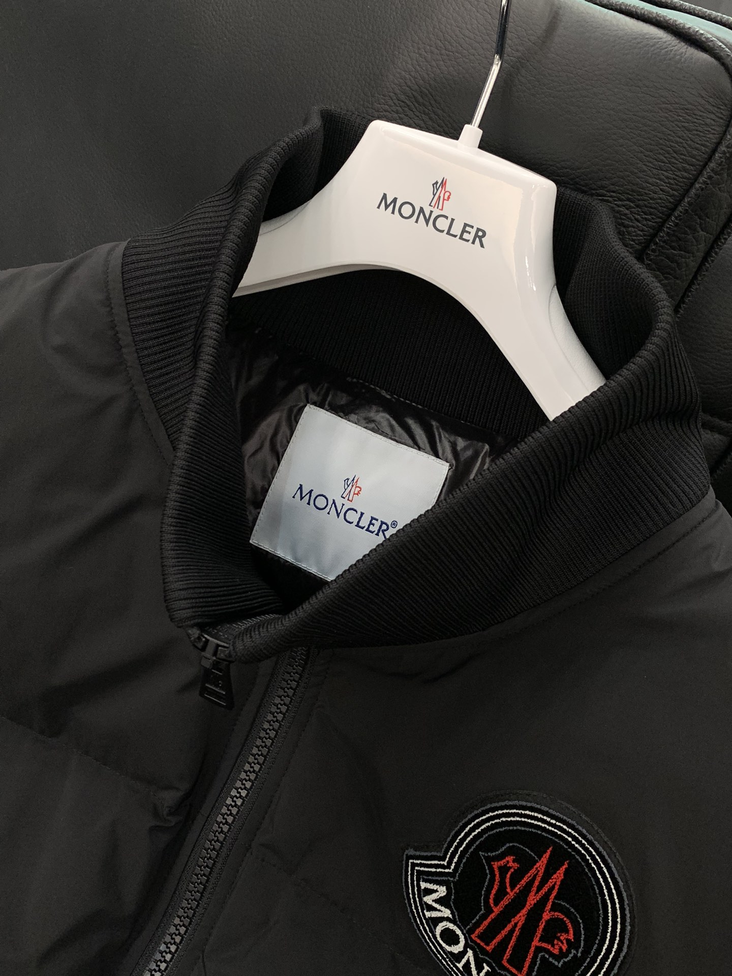 ， Moncler 蒙口，冬季最新品，专柜同步有售，原单狠货，时尚休闲羽绒外套，上身舒适！吸睛而有亮点，