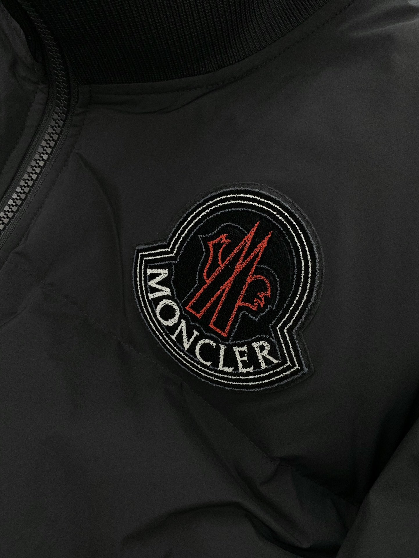 ， Moncler 蒙口，冬季最新品，专柜同步有售，原单狠货，时尚休闲羽绒外套，上身舒适！吸睛而有亮点，