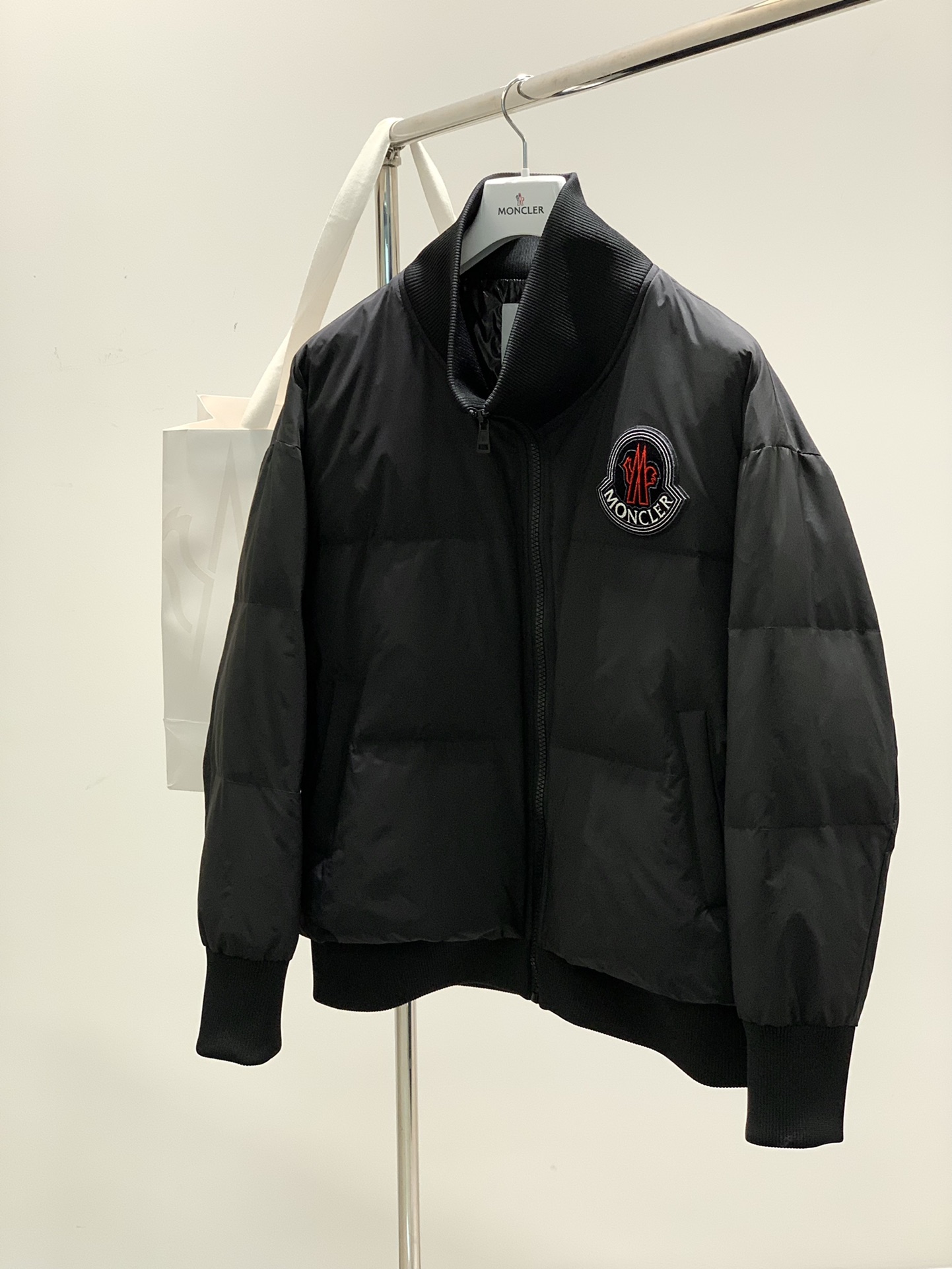 ， Moncler 蒙口，冬季最新品，专柜同步有售，原单狠货，时尚休闲羽绒外套，上身舒适！吸睛而有亮点，