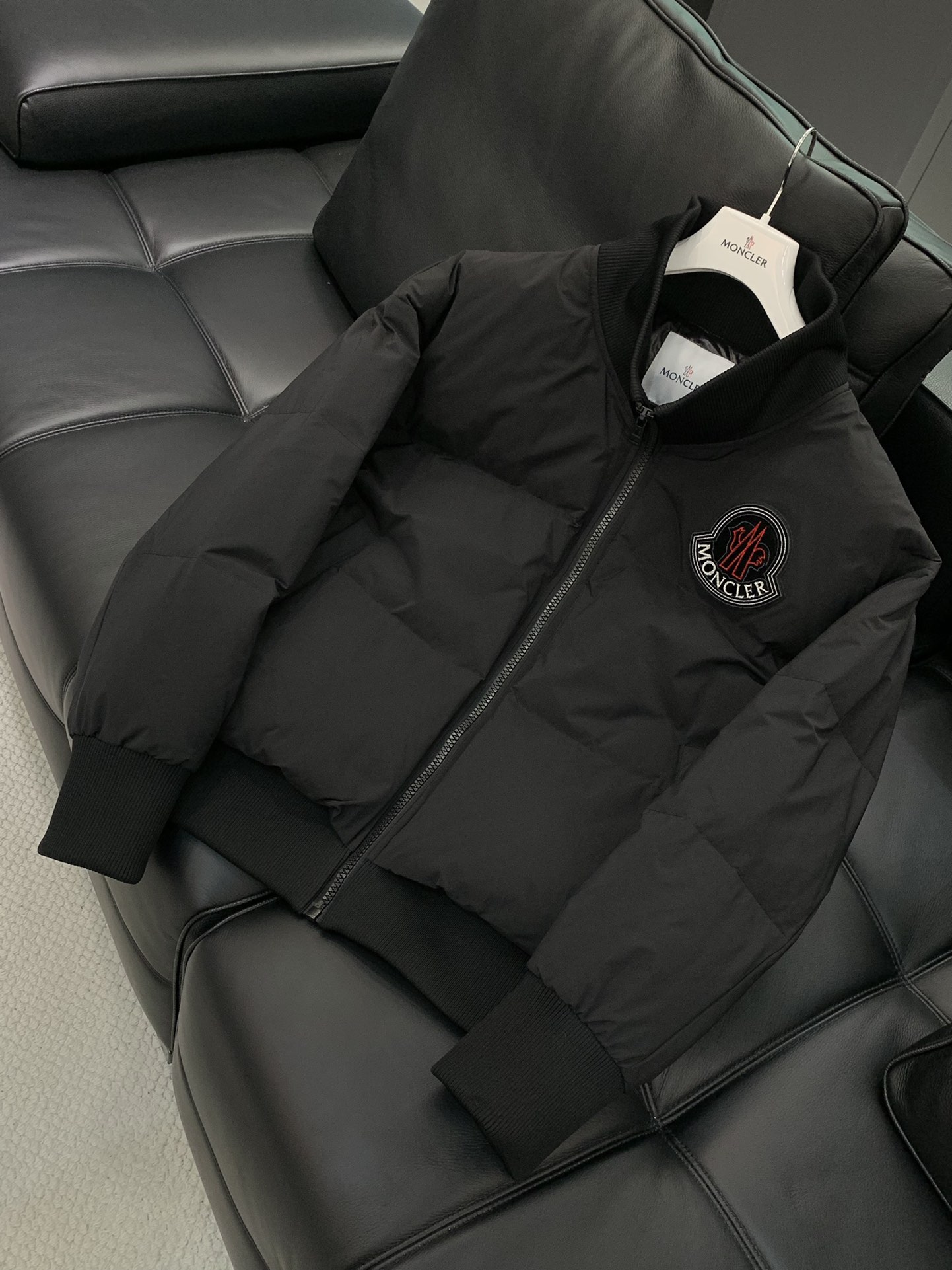 ， Moncler 蒙口，冬季最新品，专柜同步有售，原单狠货，时尚休闲羽绒外套，上身舒适！吸睛而有亮点，