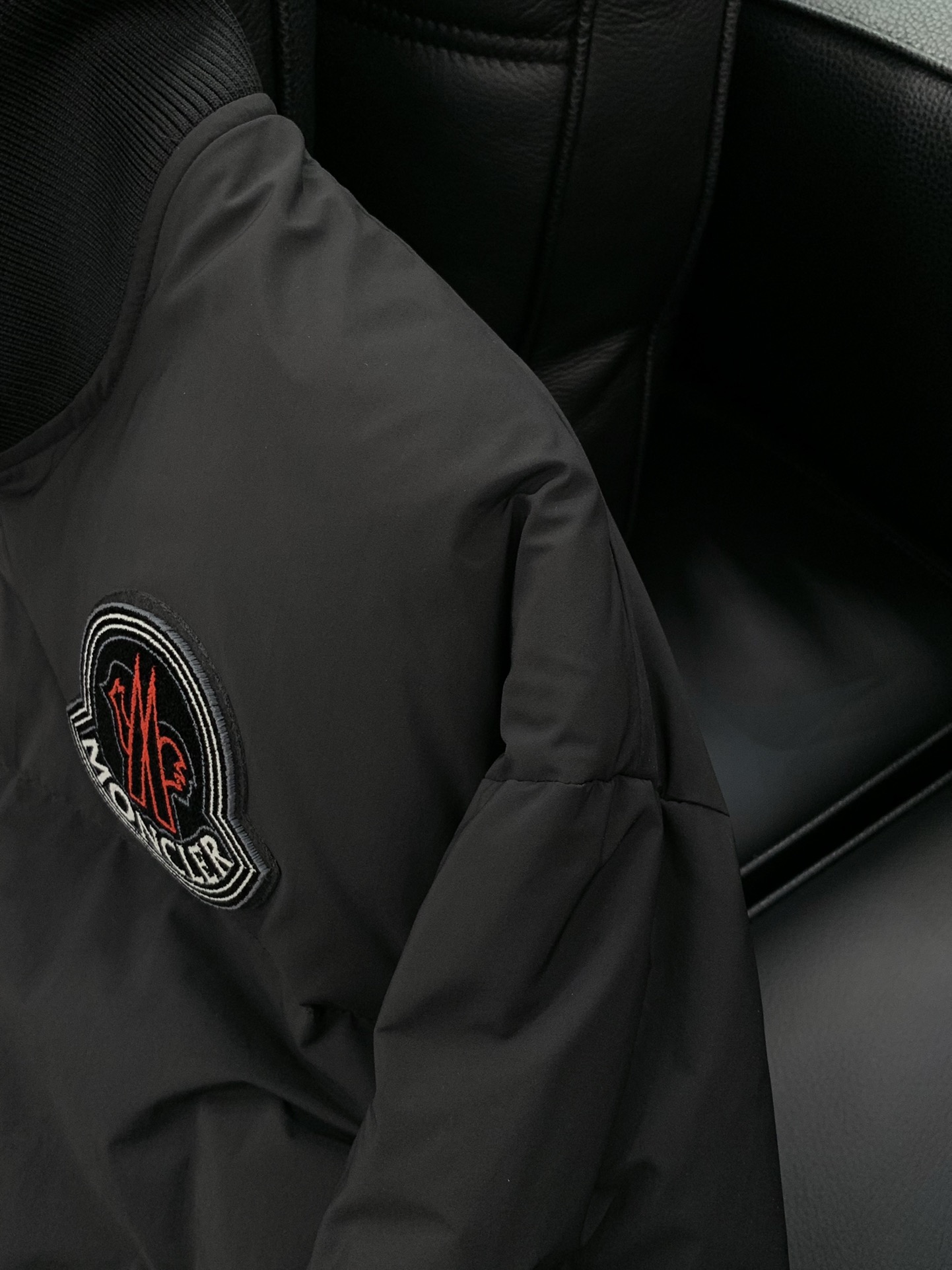 ， Moncler 蒙口，冬季最新品，专柜同步有售，原单狠货，时尚休闲羽绒外套，上身舒适！吸睛而有亮点，