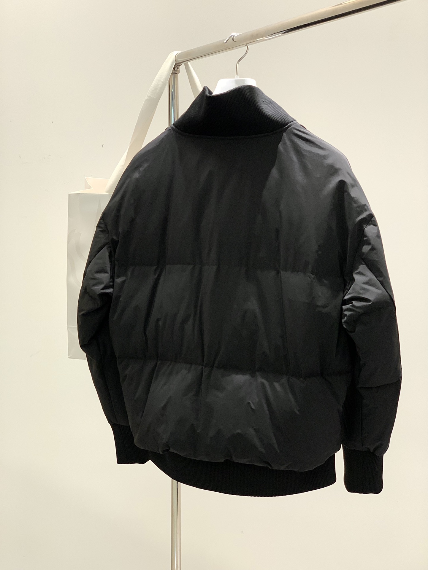 ， Moncler 蒙口，冬季最新品，专柜同步有售，原单狠货，时尚休闲羽绒外套，上身舒适！吸睛而有亮点，