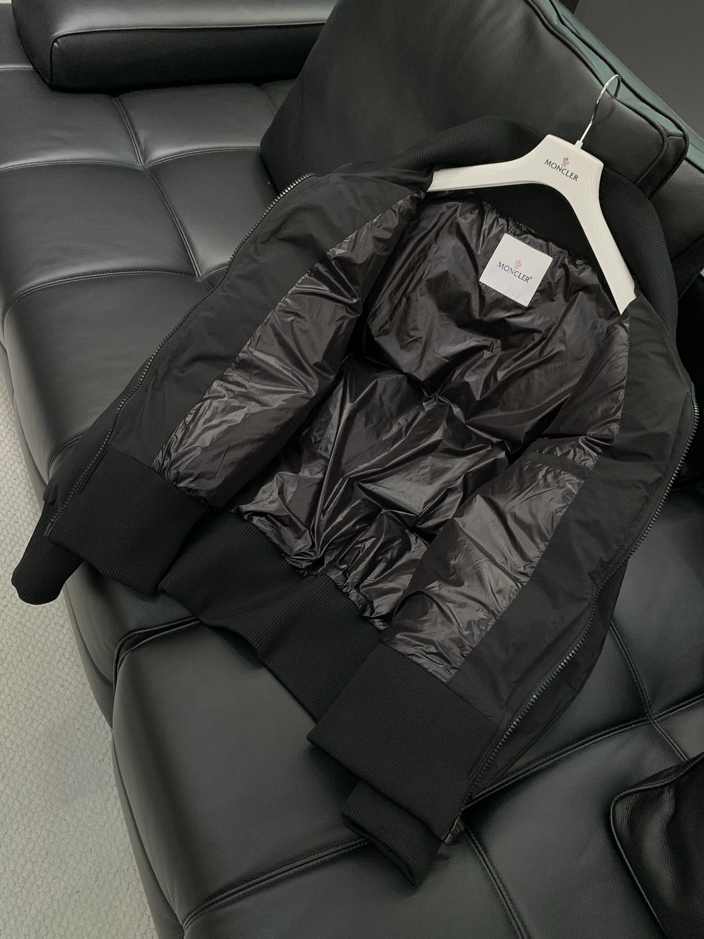 ， Moncler 蒙口，冬季最新品，专柜同步有售，原单狠货，时尚休闲羽绒外套，上身舒适！吸睛而有亮点，
