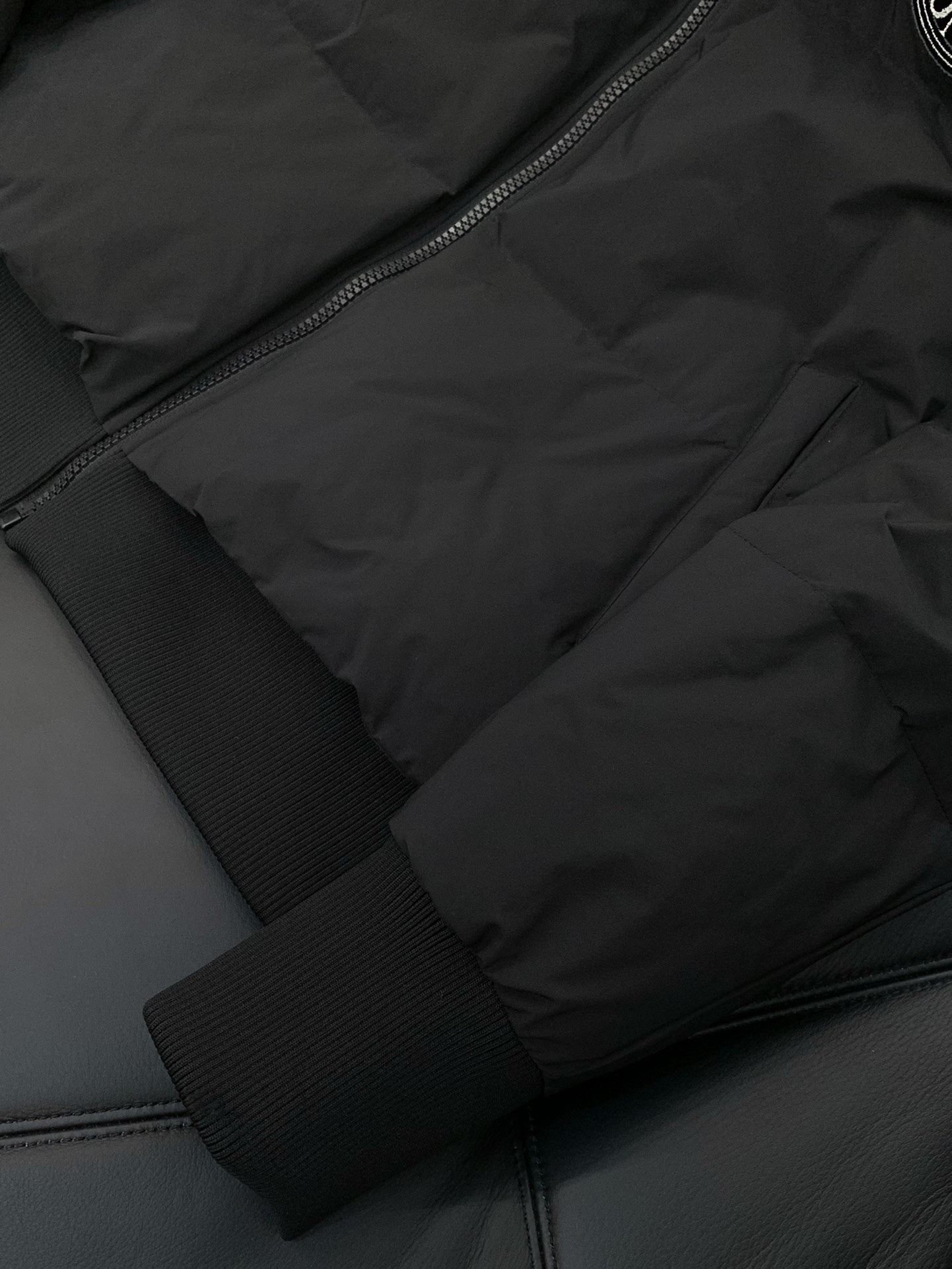 ， Moncler 蒙口，冬季最新品，专柜同步有售，原单狠货，时尚休闲羽绒外套，上身舒适！吸睛而有亮点，
