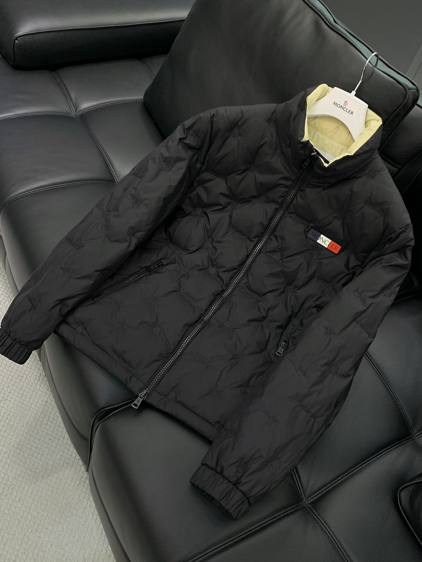 ， Moncler 蒙口，冬季最新品，专柜同步有售，原单狠货，时尚休闲羽绒外套，上身舒适！吸睛而有亮点，