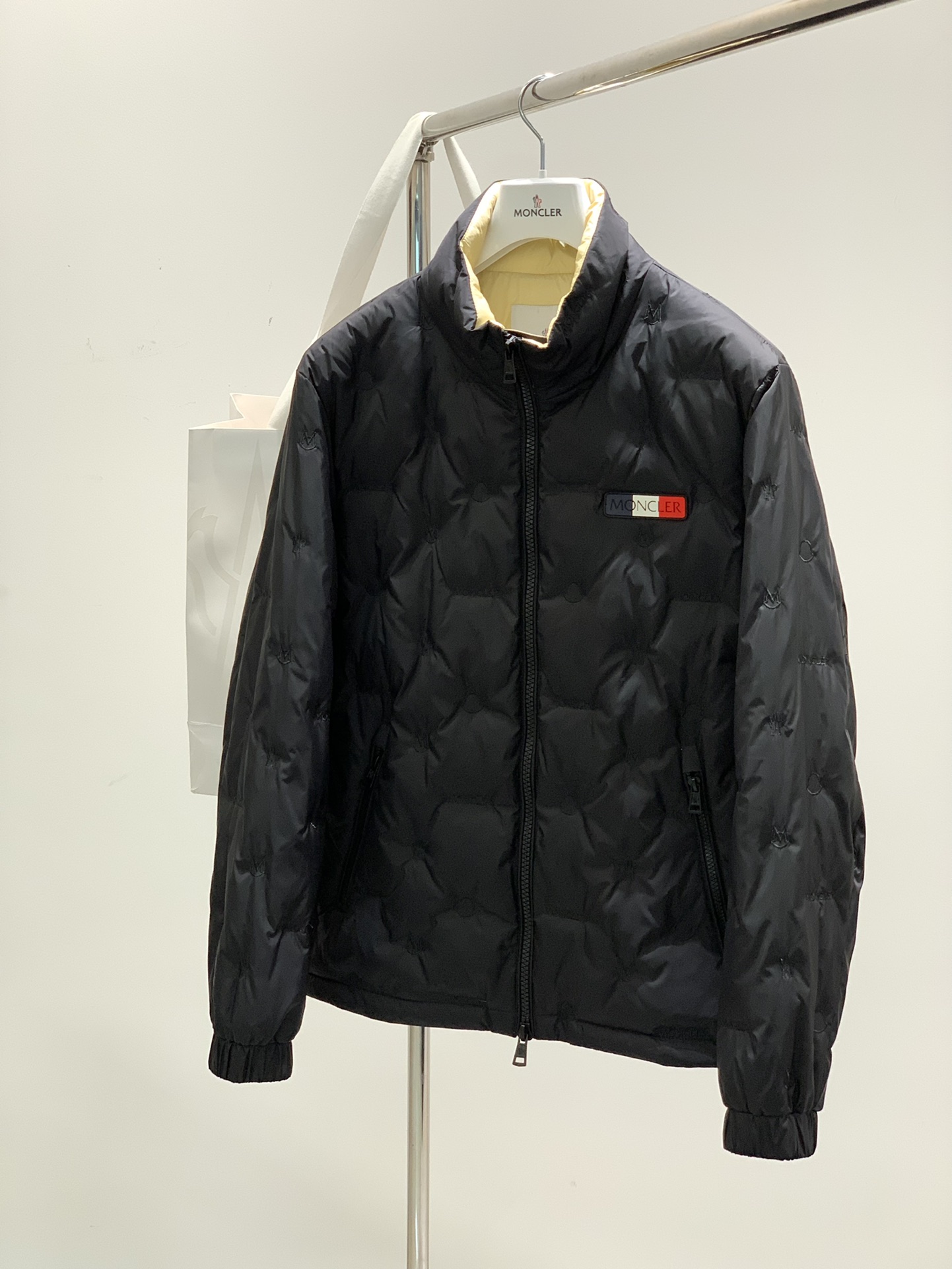 ， Moncler 蒙口，冬季最新品，专柜同步有售，原单狠货，时尚休闲羽绒外套，上身舒适！吸睛而有亮点，