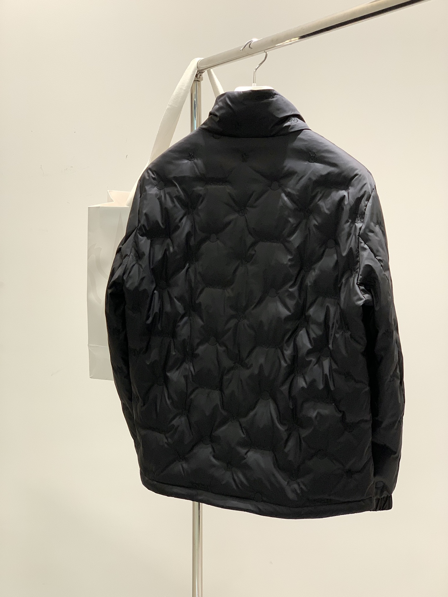 ， Moncler 蒙口，冬季最新品，专柜同步有售，原单狠货，时尚休闲羽绒外套，上身舒适！吸睛而有亮点，