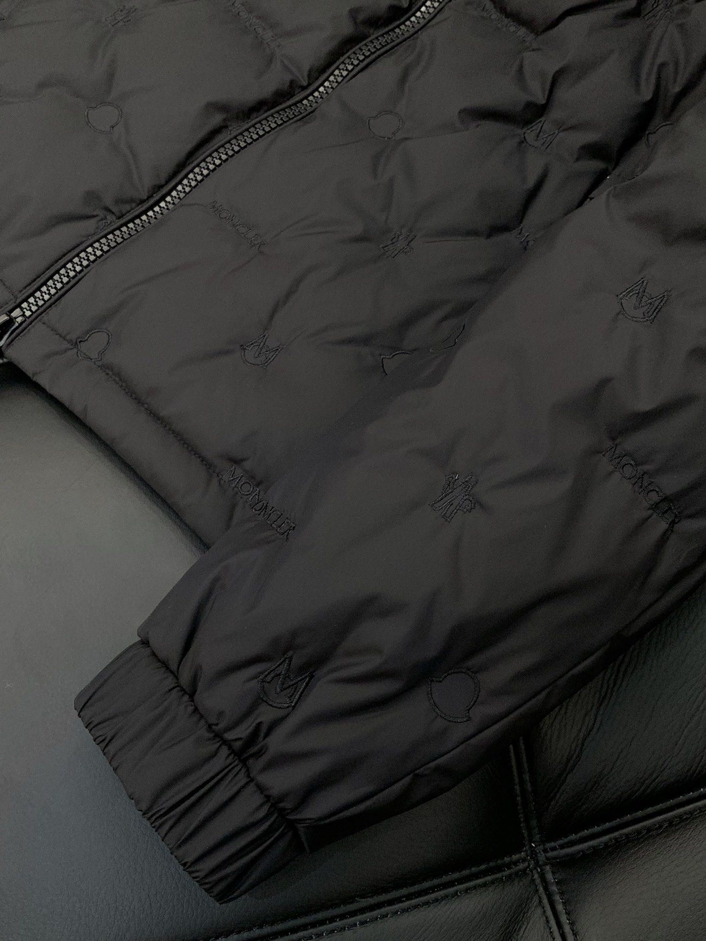 ， Moncler 蒙口，冬季最新品，专柜同步有售，原单狠货，时尚休闲羽绒外套，上身舒适！吸睛而有亮点，