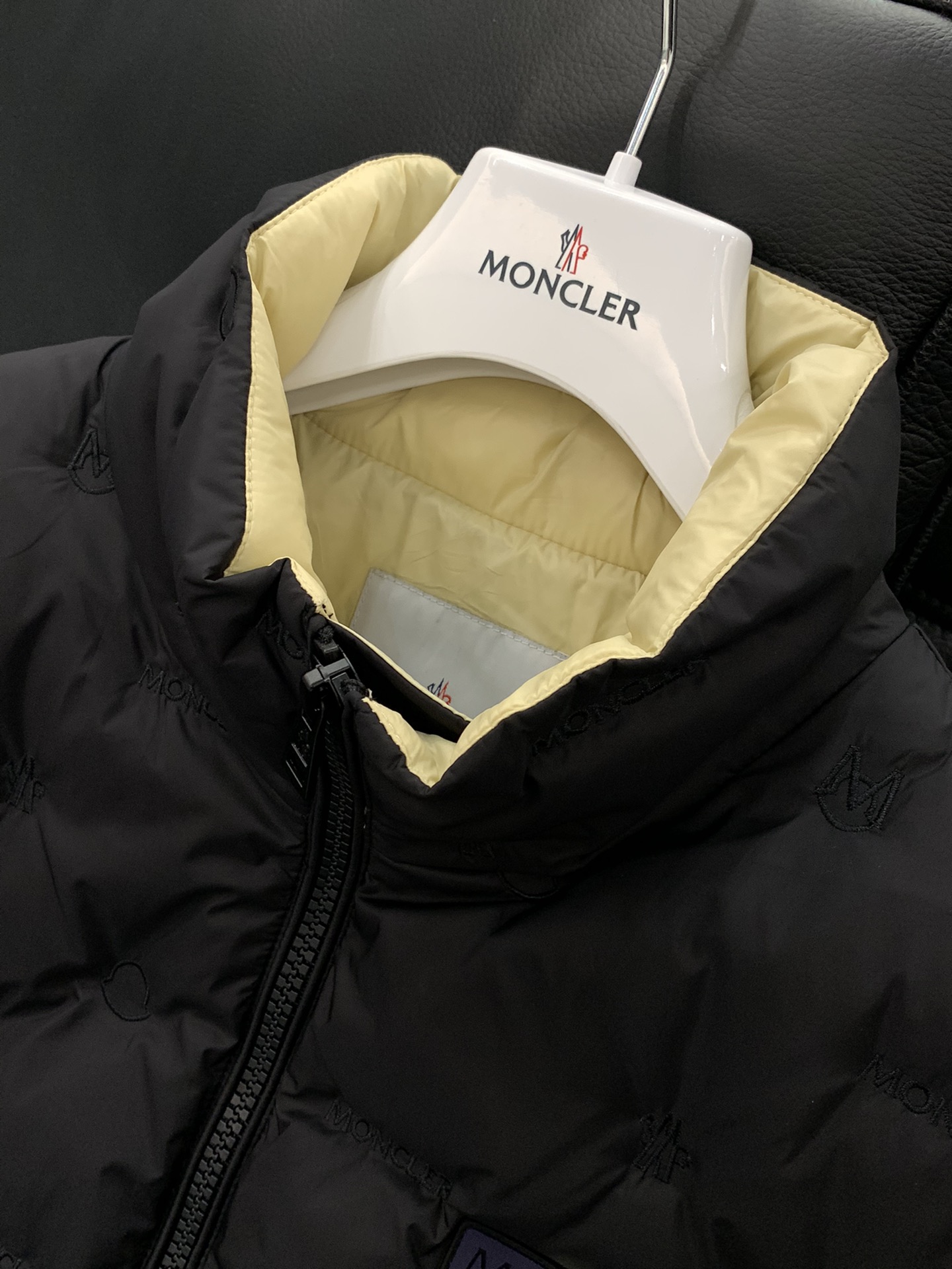 ， Moncler 蒙口，冬季最新品，专柜同步有售，原单狠货，时尚休闲羽绒外套，上身舒适！吸睛而有亮点，