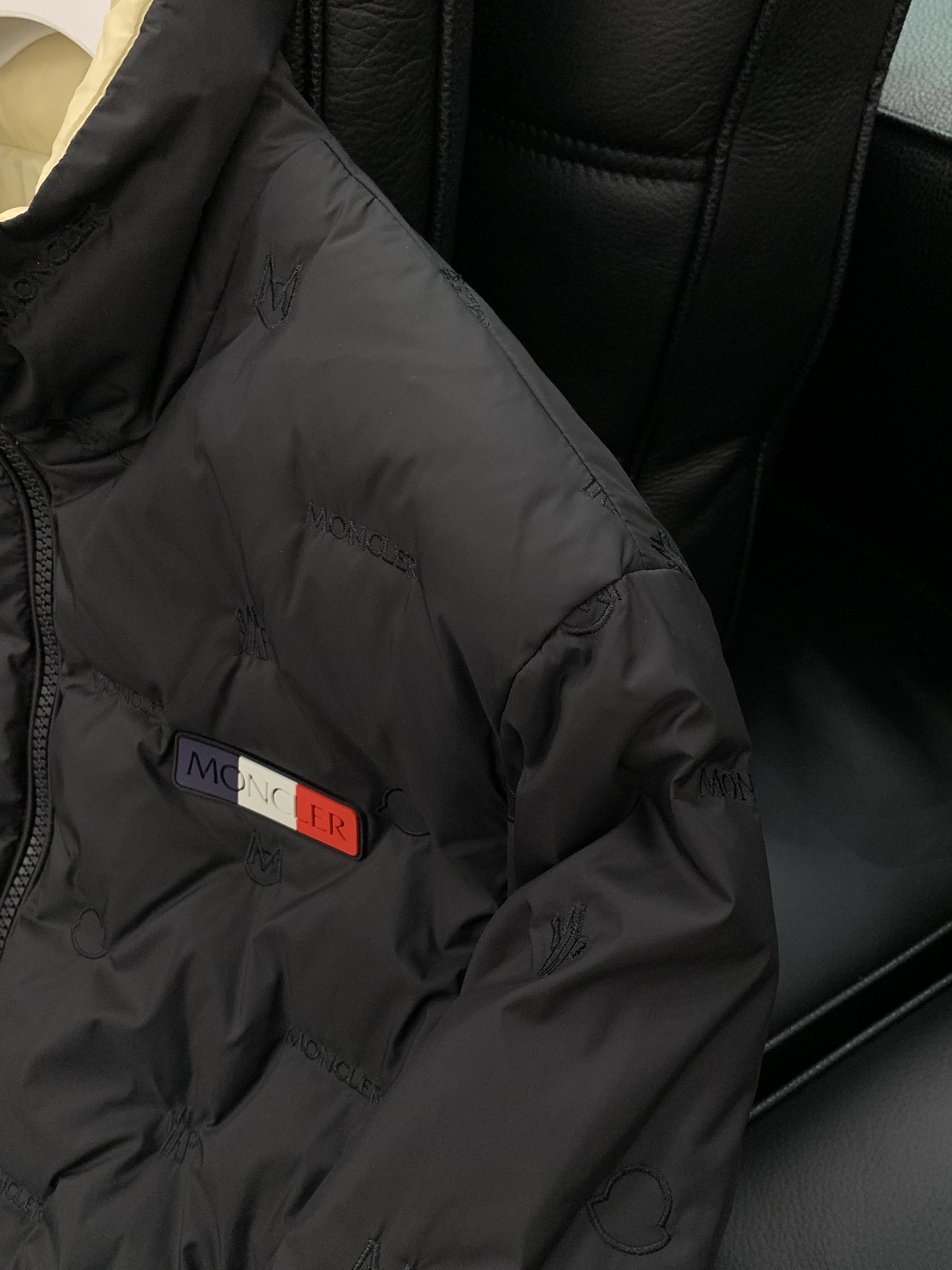 ， Moncler 蒙口，冬季最新品，专柜同步有售，原单狠货，时尚休闲羽绒外套，上身舒适！吸睛而有亮点，