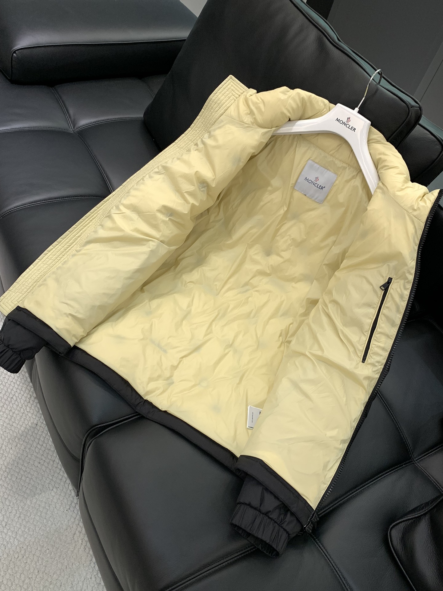， Moncler 蒙口，冬季最新品，专柜同步有售，原单狠货，时尚休闲羽绒外套，上身舒适！吸睛而有亮点，