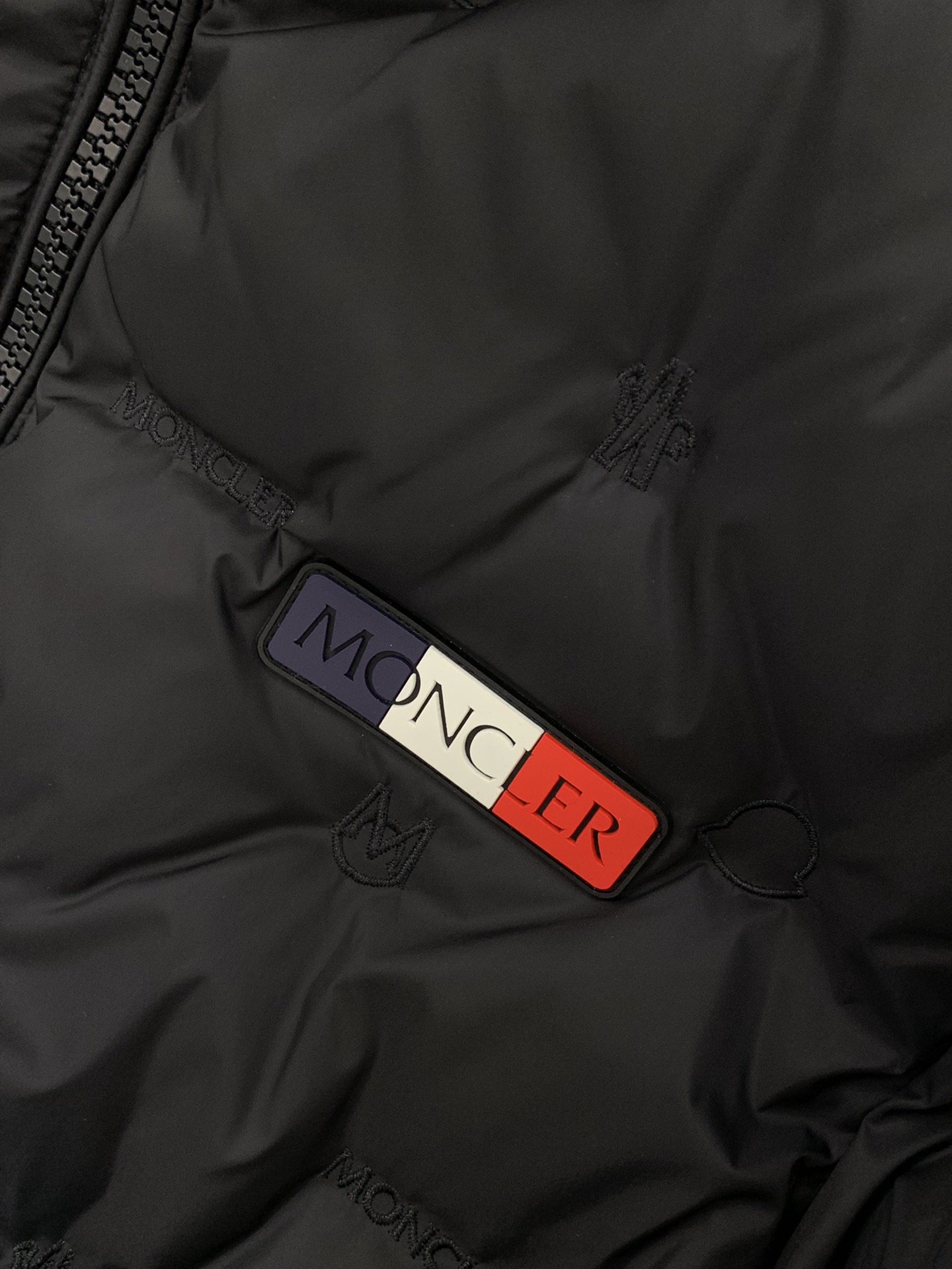 ， Moncler 蒙口，冬季最新品，专柜同步有售，原单狠货，时尚休闲羽绒外套，上身舒适！吸睛而有亮点，