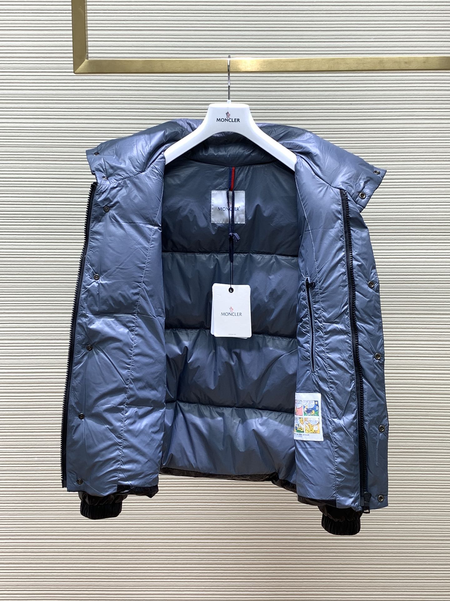 ， Moncler 蒙口，冬季最新品，专柜同步有售，原单狠货，时尚休闲羽绒外套，上身舒适！吸睛而有亮点，