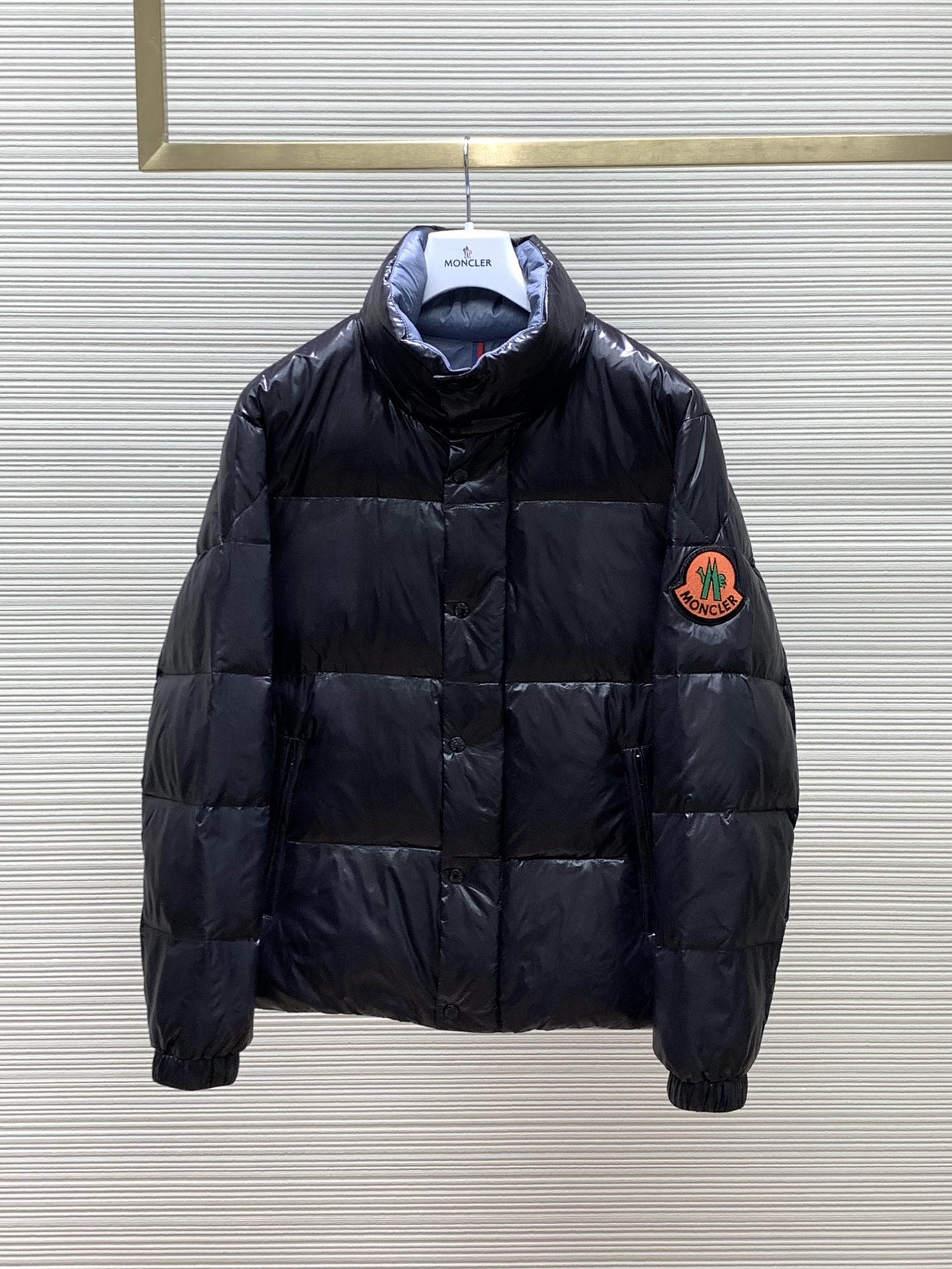 ， Moncler 蒙口，冬季最新品，专柜同步有售，原单狠货，时尚休闲羽绒外套，上身舒适！吸睛而有亮点，