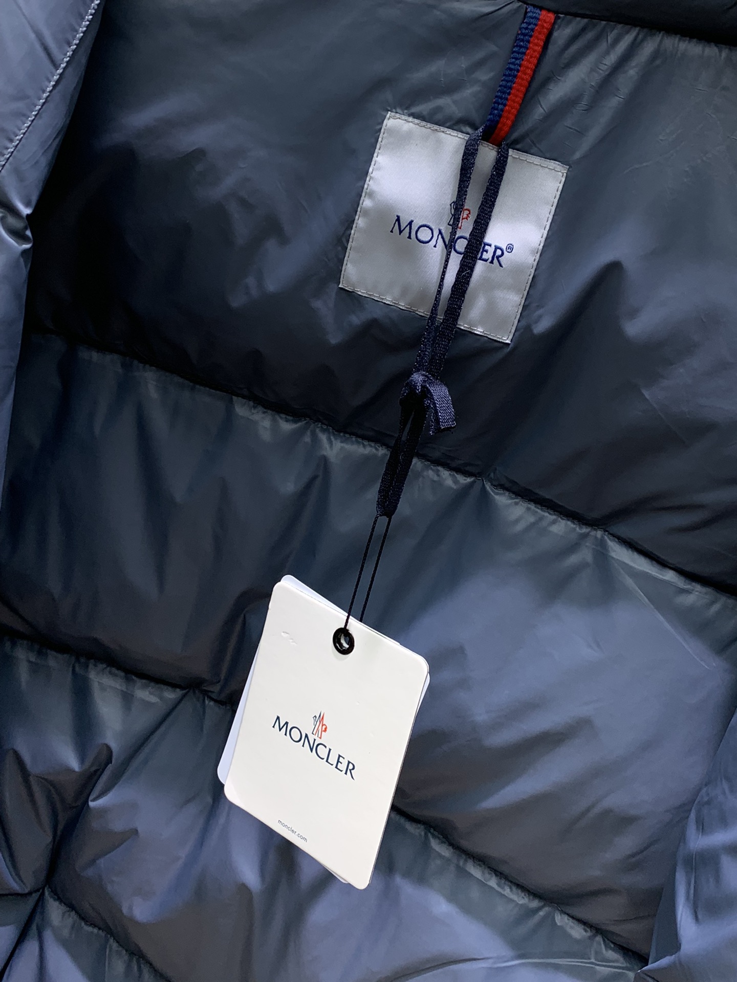 ， Moncler 蒙口，冬季最新品，专柜同步有售，原单狠货，时尚休闲羽绒外套，上身舒适！吸睛而有亮点，