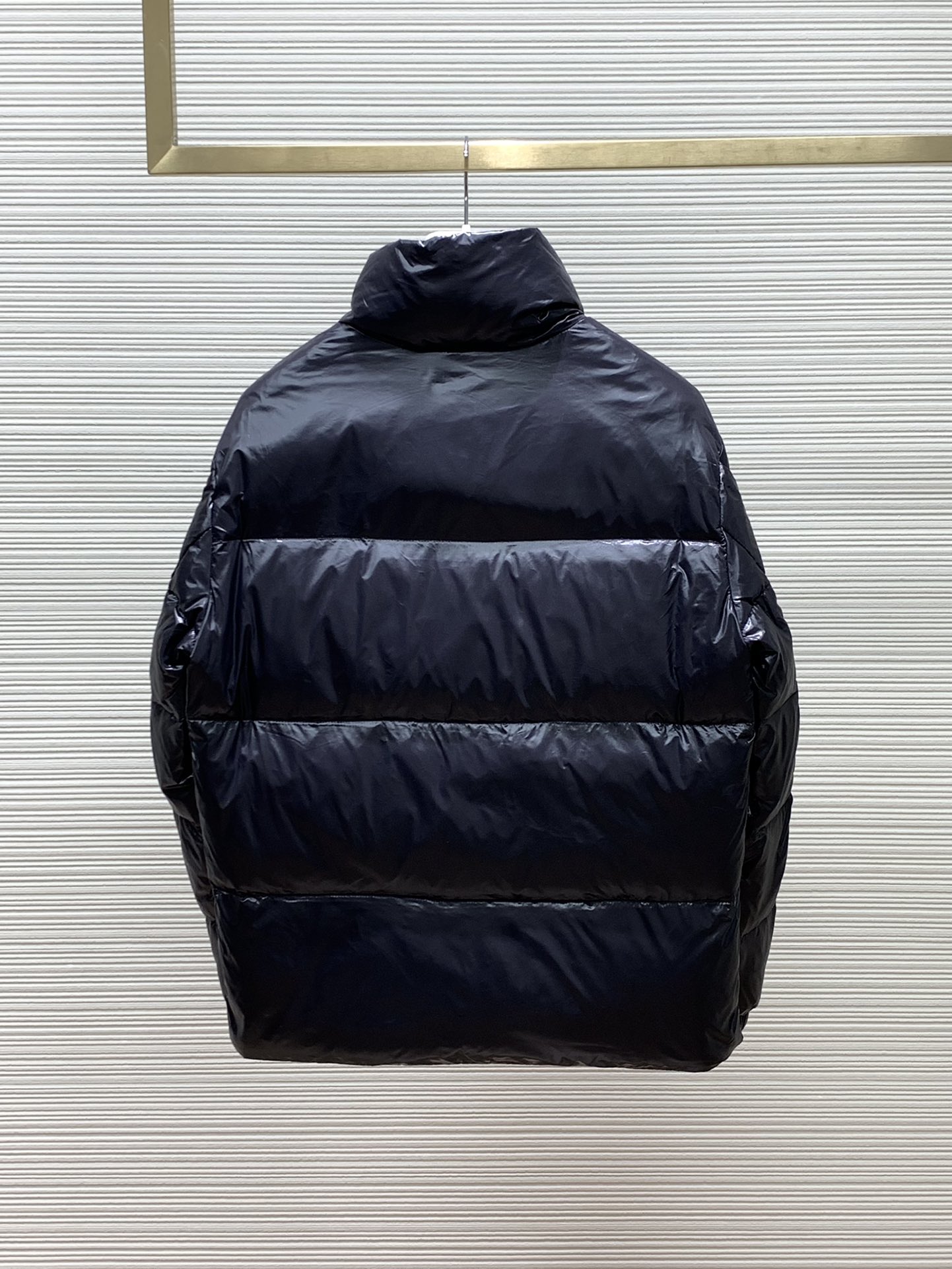 ， Moncler 蒙口，冬季最新品，专柜同步有售，原单狠货，时尚休闲羽绒外套，上身舒适！吸睛而有亮点，