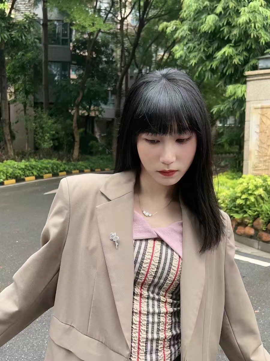 感觉整个人的气质都精致优雅了许多,秋冬,胸针跟大衣、毛衣简直绝配 3