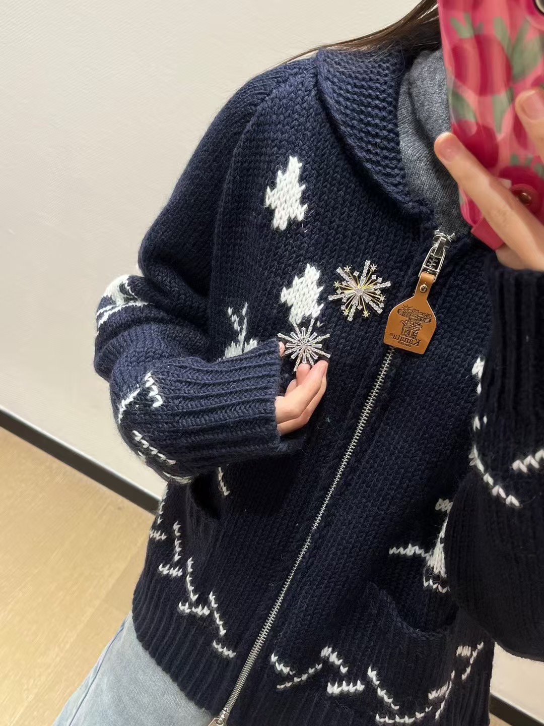 seamlessly complementing coats and knitwear - Comprehensive 4