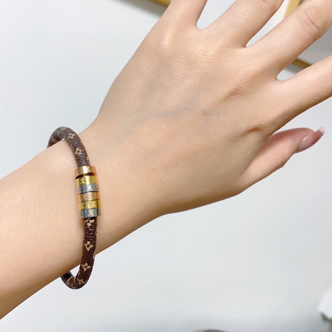 NO:114151,New products, original single product, LV leather printed bracelet, Louis Vuitton, Louis Vuitton, counter consistent material, hot products shipped, unique design, retro avant-garde. The bracelet 14K seiko color protection version has been loved by MM since its launch. Every color has its unique brilliance!  The effect is very good!  The smallest one!  More durable than ordinary models, beautiful skin tone, fine jewelry, louis vuitton, louis vuitton, louis vuitton, bracelet19860909新品 原单货 LV皮革印花手镯Louis Vuitton 路易威登 专柜一致材质 火爆款出货 设计独特 复古前卫.手镯14K精工保色版 从上市以来一直深受MM喜爱每一种颜色都有它独一无二的光彩！上手效果非常好看！最细小的一款！比普通款更耐看显肤色白皙,饰品精品,louis vuitton,louis vuitton,louis vuitton,bracelet,Jewelry