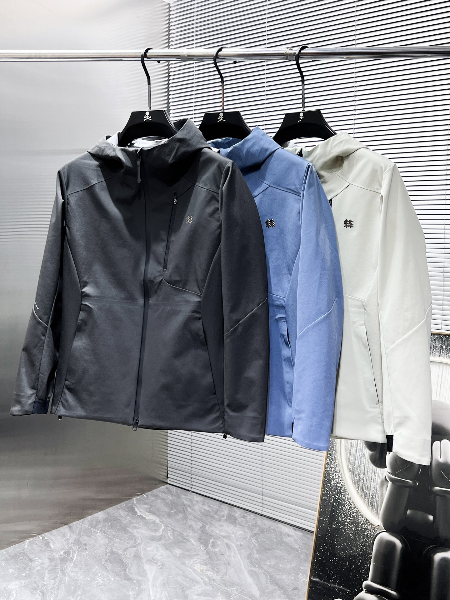 P300  可隆  kolon  2025新品夹克外套，时尚帅气，简约百搭款，胸前精致刺绣图案logo，定制原版面料，不仅挺括，保持潮流的廓形，又穿着舒适，纱织更细腻，码数M-XXL  175.140穿M