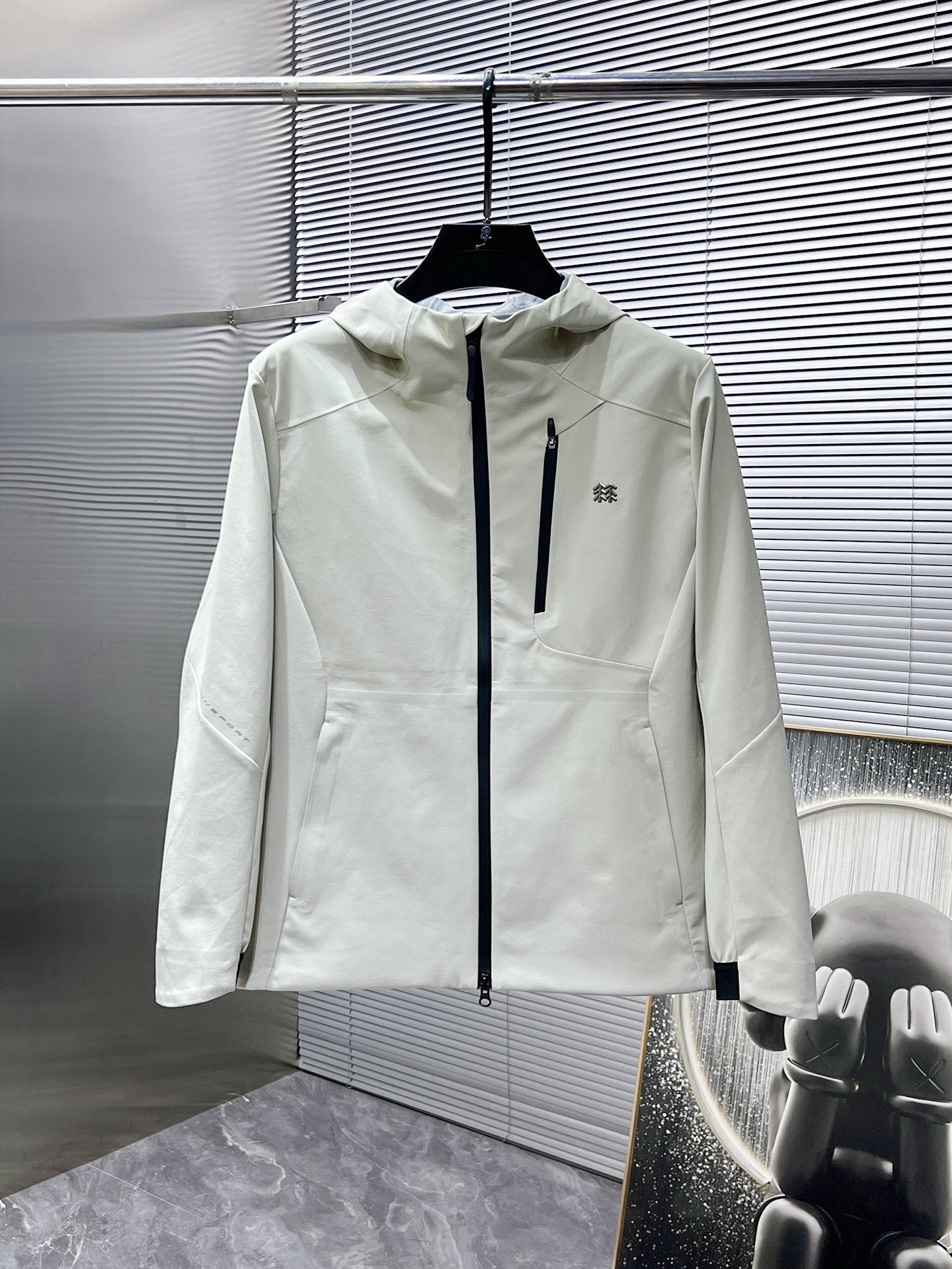 P300  可隆  kolon  2025新品夹克外套，时尚帅气，简约百搭款，胸前精致刺绣图案logo，定制原版面料，不仅挺括，保持潮流的廓形，又穿着舒适，纱织更细腻，码数M-XXL  175.140穿M