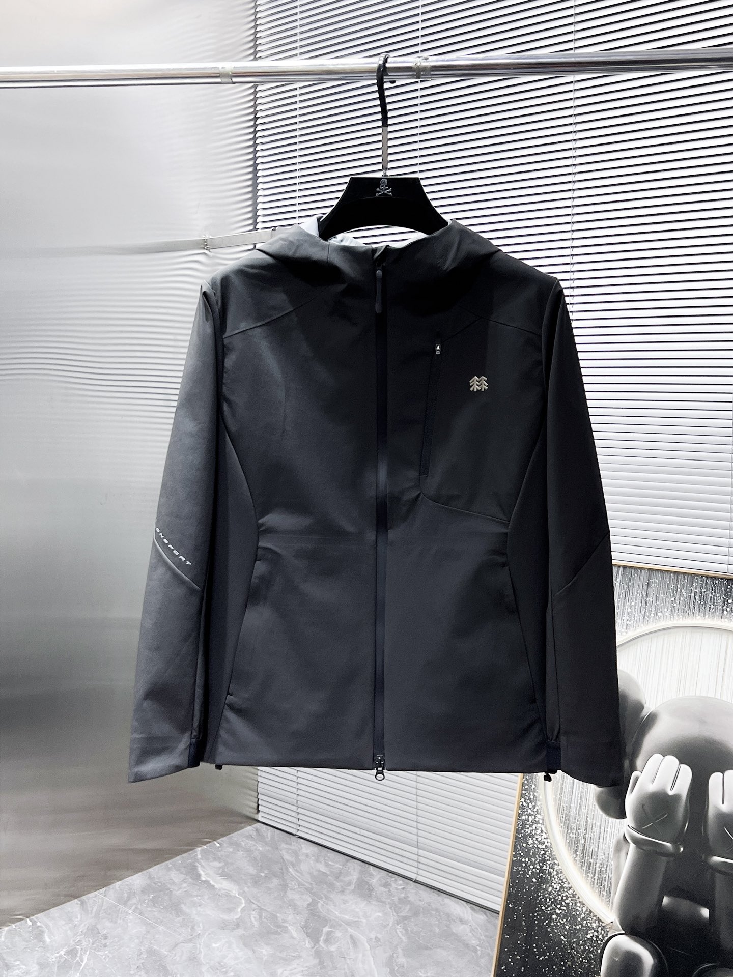 P300  可隆  kolon  2025新品夹克外套，时尚帅气，简约百搭款，胸前精致刺绣图案logo，定制原版面料，不仅挺括，保持潮流的廓形，又穿着舒适，纱织更细腻，码数M-XXL  175.140穿M
