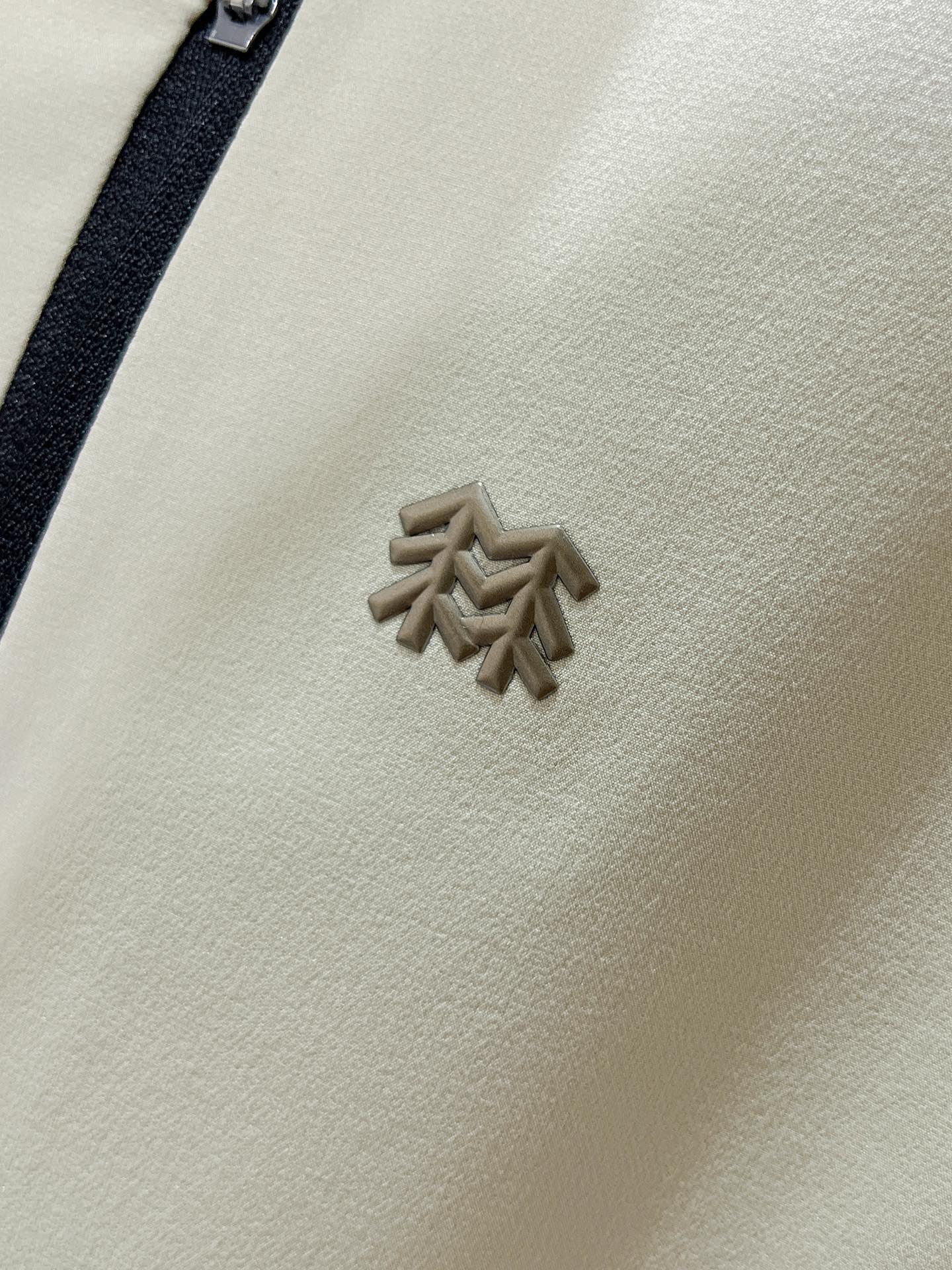 P300  可隆  kolon  2025新品夹克外套，时尚帅气，简约百搭款，胸前精致刺绣图案logo，定制原版面料，不仅挺括，保持潮流的廓形，又穿着舒适，纱织更细腻，码数M-XXL  175.140穿M