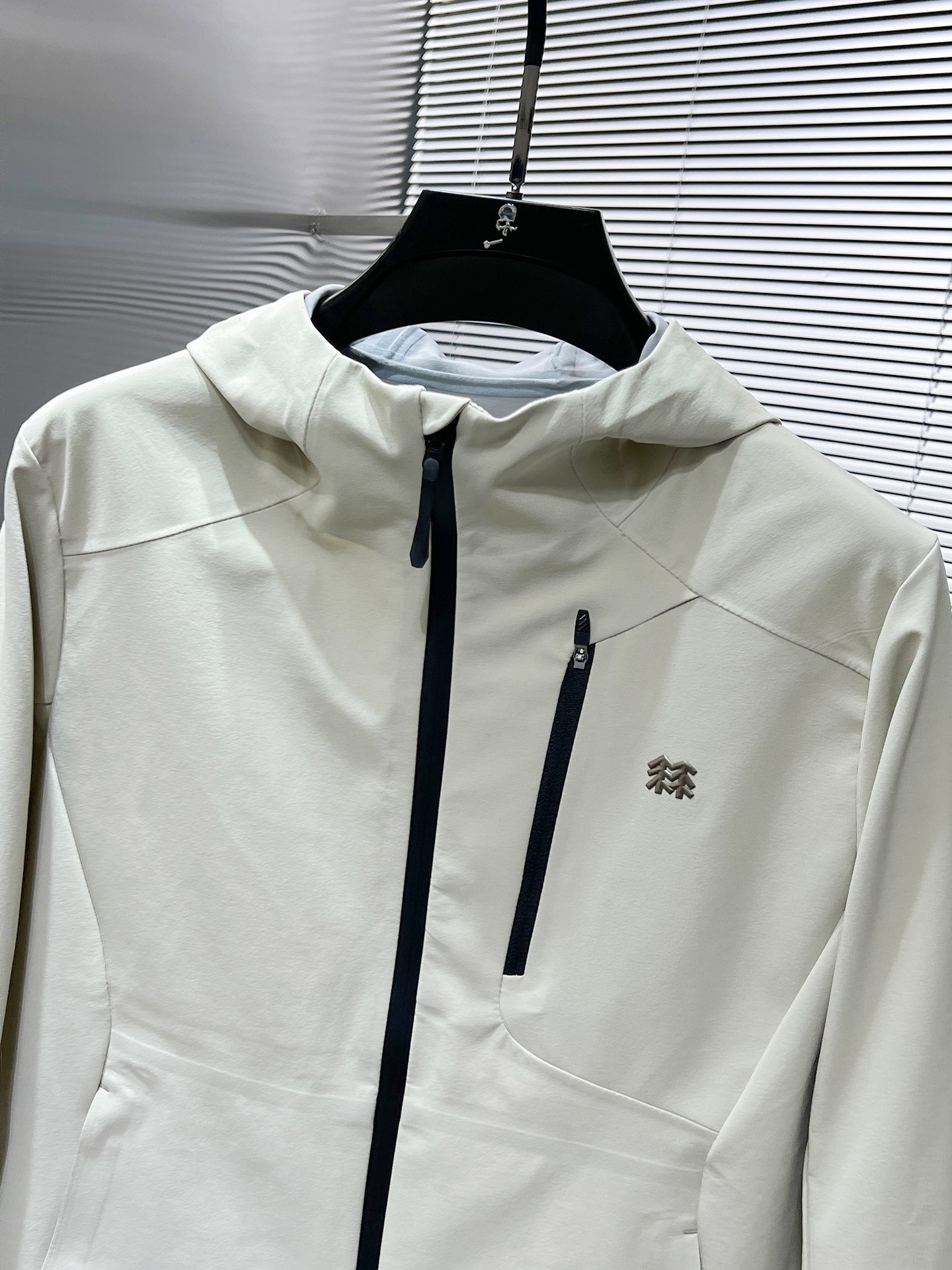 P300  可隆  kolon  2025新品夹克外套，时尚帅气，简约百搭款，胸前精致刺绣图案logo，定制原版面料，不仅挺括，保持潮流的廓形，又穿着舒适，纱织更细腻，码数M-XXL  175.140穿M