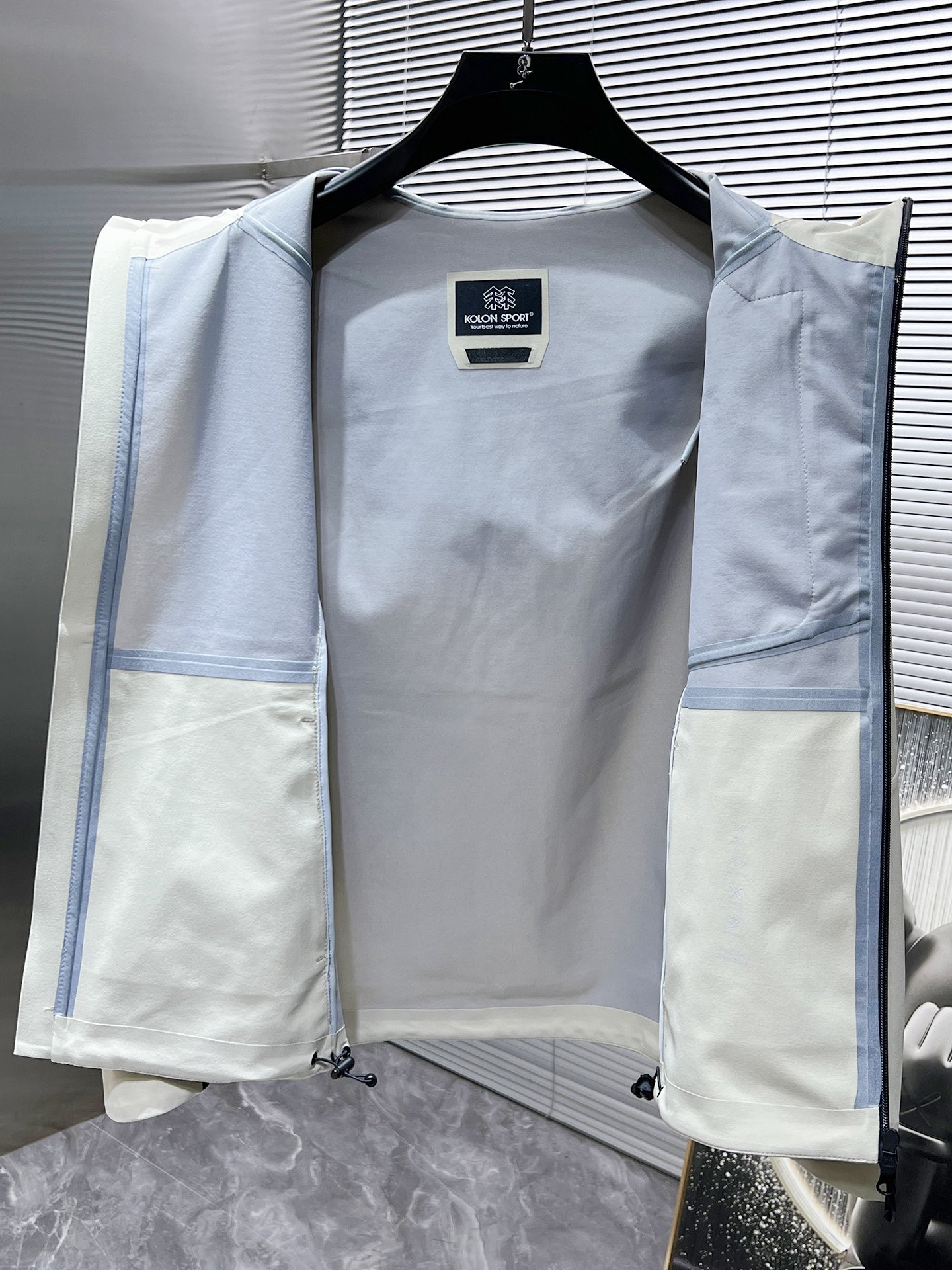 P300  可隆  kolon  2025新品夹克外套，时尚帅气，简约百搭款，胸前精致刺绣图案logo，定制原版面料，不仅挺括，保持潮流的廓形，又穿着舒适，纱织更细腻，码数M-XXL  175.140穿M