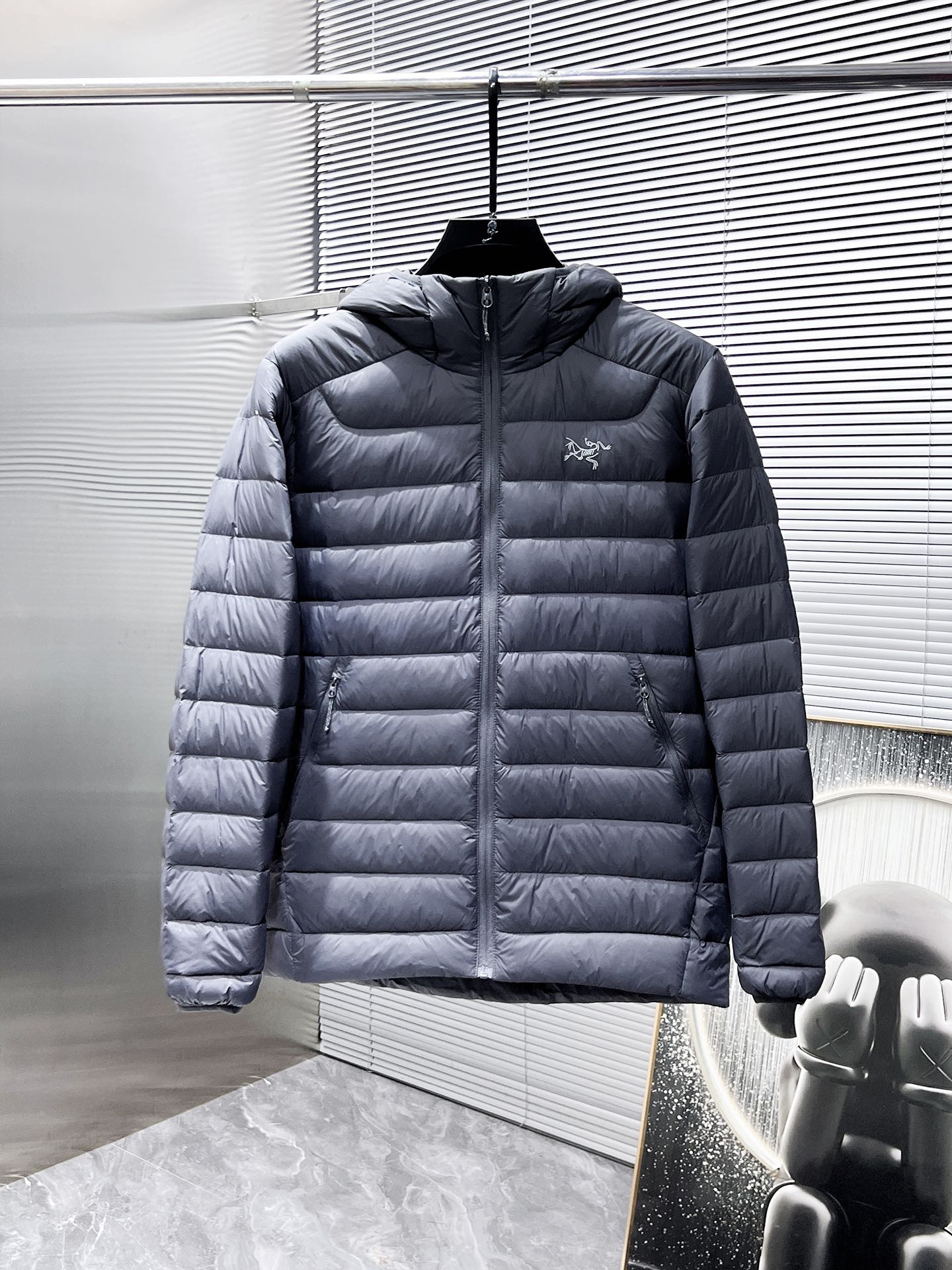 NO:572640,Arc'teryx's new autumn and winter down jacket, a hot item, high version. Filled with 90 down, fluffy and warm, and in super good condition. Imported windproof and rainproof fabric, soft and skin-friendly, anti-wrinkle and not stained with dust, upright and stylish, a must-have in fashion; luxurious and stylish, highly recognizable; good quality that can be seen at a glance. Suitable for various styles, casual inner wear, fashion sense. Size M-XXL is a bit large  175.140 can wear 200 pounds in Mxxl, arc'teryx, jackets & coats, down jacket, alexander wang19860909始祖鸟 秋冬新款羽绒服外套,爆款来袭,高版本.内充90绒,蓬松又保暖,品相超级好.进口防风防雨面料,软糯亲肤,抗皱不沾灰,立挺有型,时尚绝绝子；奢华有型,辨识度极高；一眼就能看到的好品质.适合凹各种造型,内搭随意,时尚感爆棚.码数 M-XXL 码数偏大 175.140穿Mxxl可穿200斤,arc'teryx,jackets & coats,down jacket,alexander wang,Men's clothing