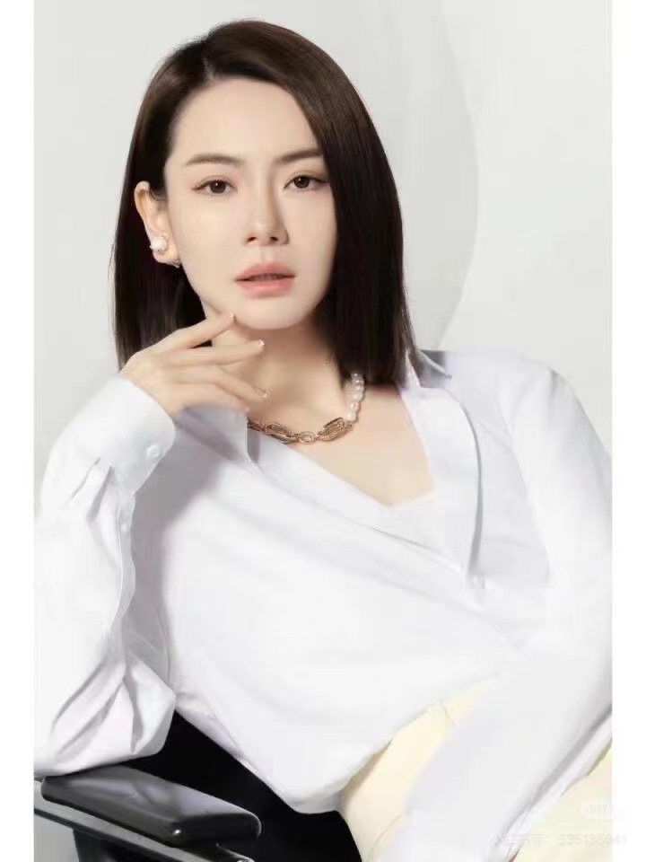 “Metallic Marvel: Bottega Veneta’s Impressive New Collection Blends Style and Elegance” - 图片 1
