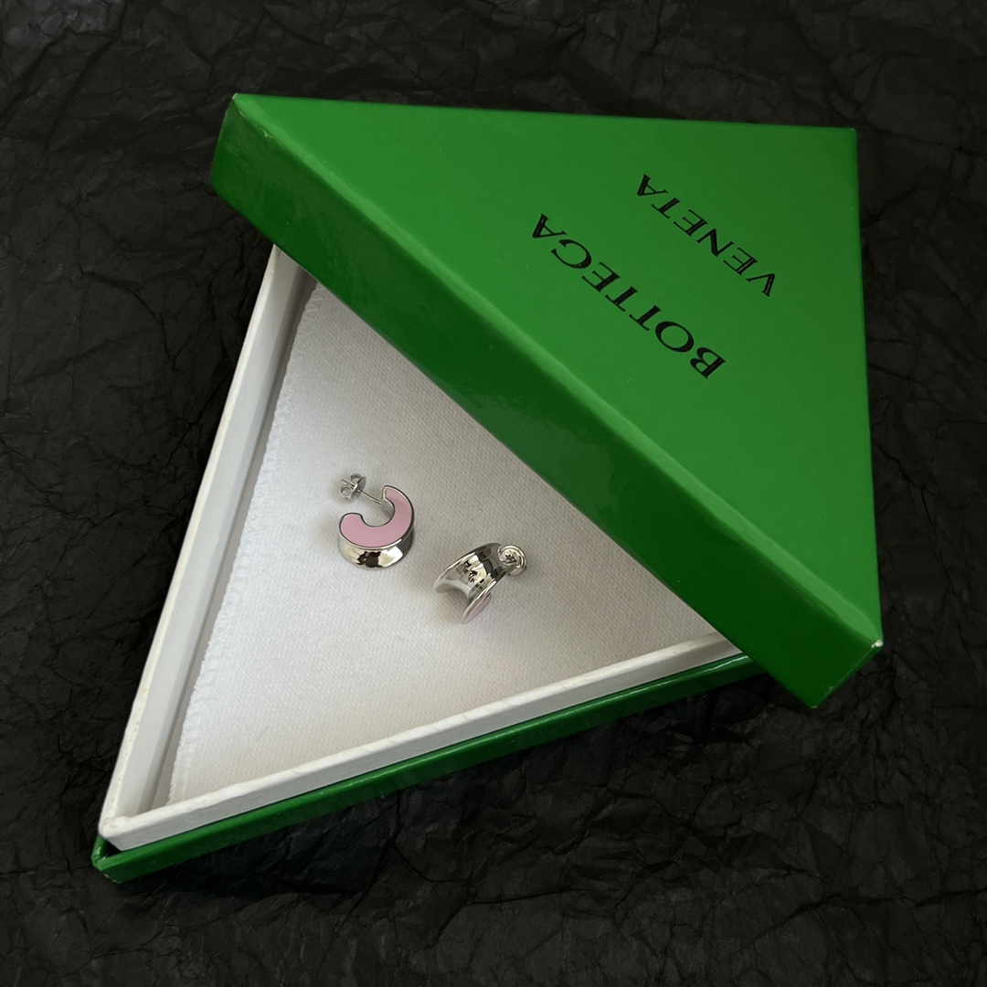 “Bottega Veneta’s Stunning Metal-Infused Design: A French Graceful Hit” - 图片 2