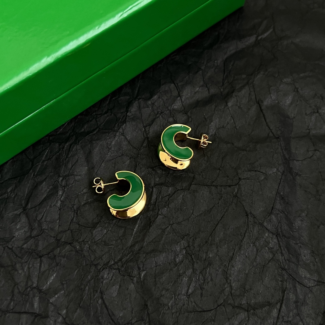 “Bottega Veneta’s Stunning Metal-Embellished ¥340 Collection Impresses with French Grace and Style” - 图片 5