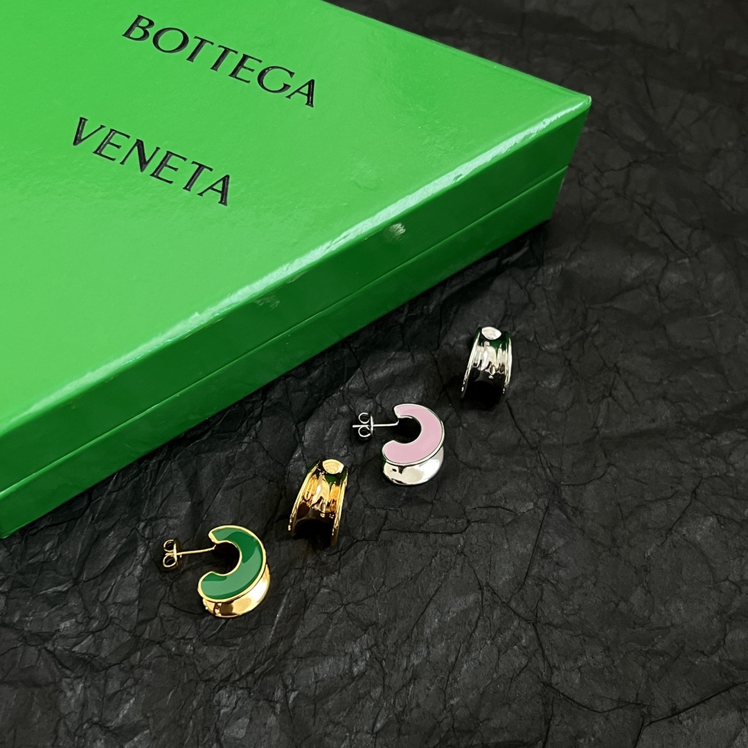 “Bottega Veneta’s Stunning Metal-Embellished ¥340 Collection Impresses with French Grace and Style” - 图片 3