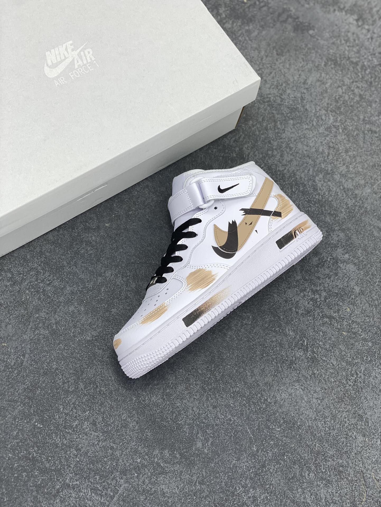 图片[7]-Nike Air Force 1 Low’07 白黑棕 手绘 断裂 三勾阴影 喷绘 空军一号绑带中帮休闲板鞋 定制皮料 原厂3D打印 定制鞋盒 原楦原纸板 纯正空军版型 内置全掌气垫 货号：CW2289-111 尺码：36 36.5 37.5 38 38.5 39 40 40.5 41 42 42.5 43 44 44.5 45-选品中心