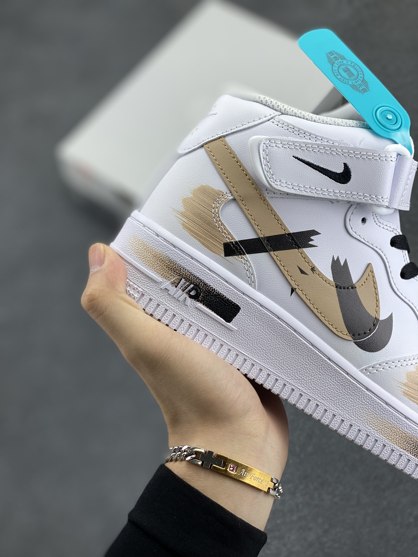 图片[6]-Nike Air Force 1 Low’07 白黑棕 手绘 断裂 三勾阴影 喷绘 空军一号绑带中帮休闲板鞋 定制皮料 原厂3D打印 定制鞋盒 原楦原纸板 纯正空军版型 内置全掌气垫 货号：CW2289-111 尺码：36 36.5 37.5 38 38.5 39 40 40.5 41 42 42.5 43 44 44.5 45-选品中心