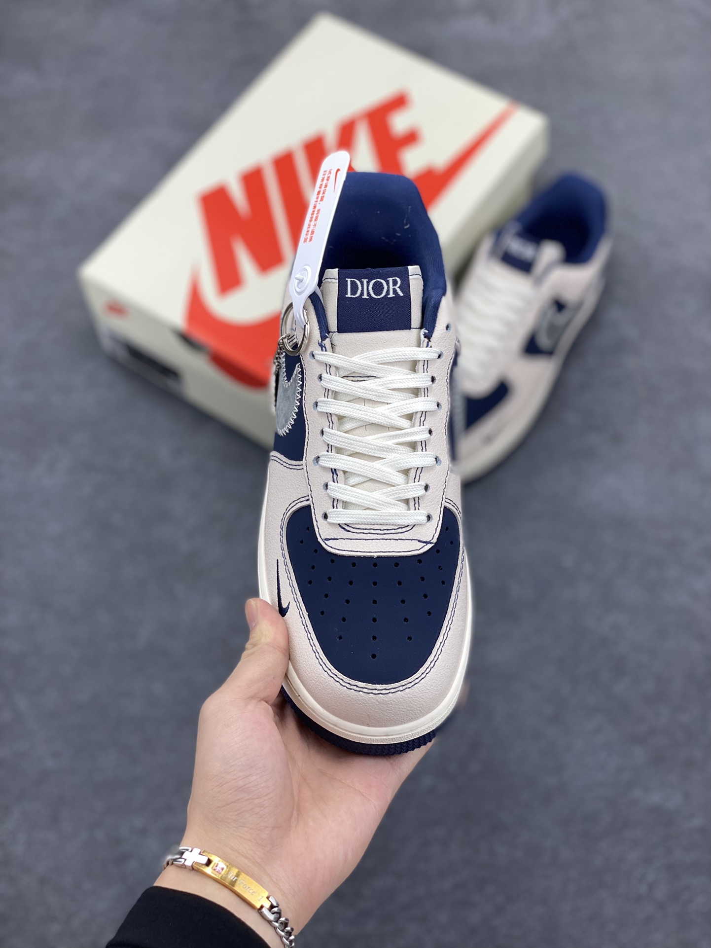 图片[2]-NIke Air Force 1 \’07 Low “迪奥联名–米蓝针织勾”空军一号 低帮 运动鞋 休闲鞋 折边针车 工艺难度大 原楦头原纸板 原装鞋盒 定制五金配件 内置全掌气垫 原厂鞋底 货号：KK1988-012 尺码：36 36.5 37.5 38 38.5 39 40 40.5 41 42 42.5 43 44 44.5 45-选品中心