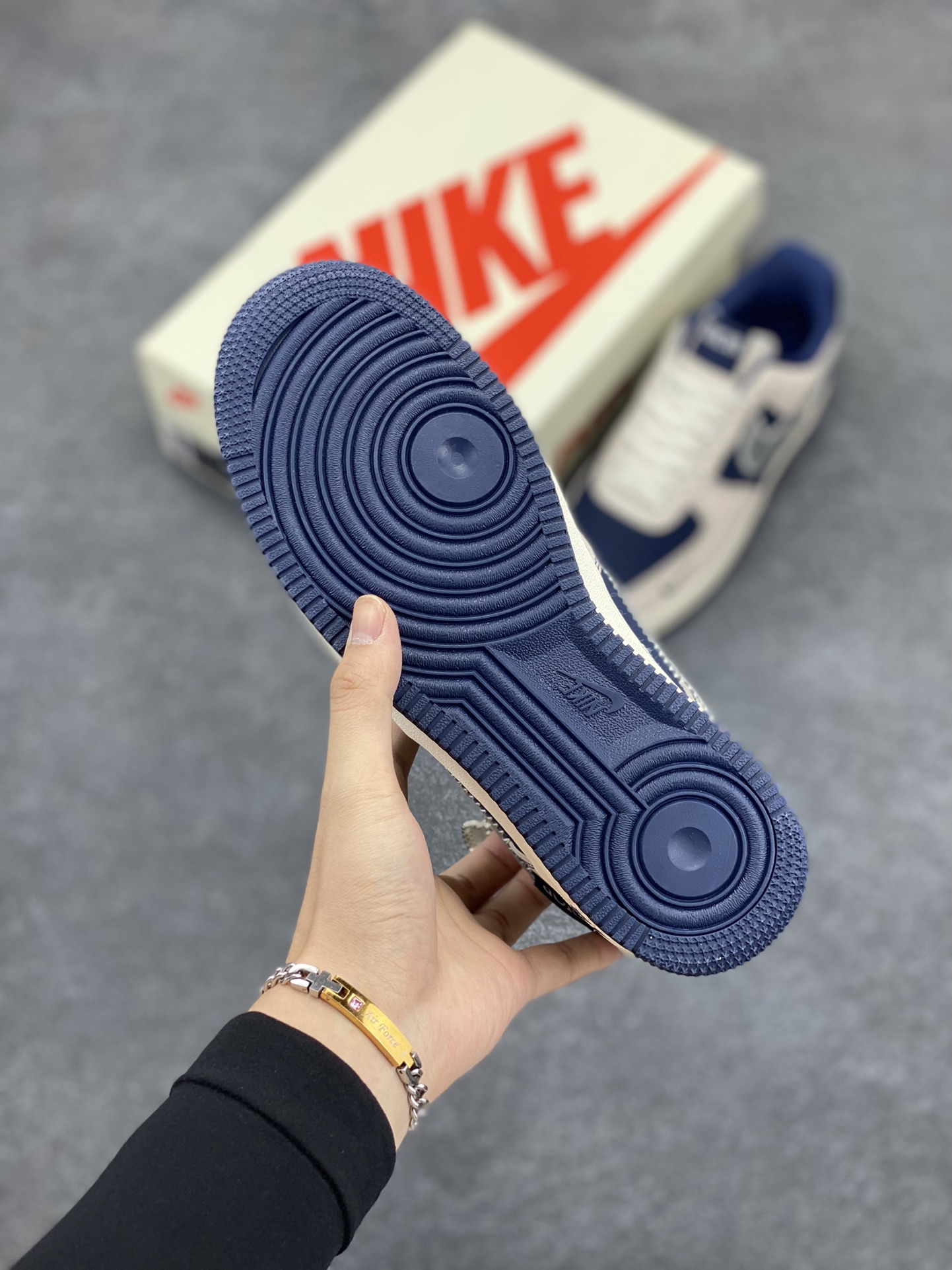图片[5]-NIke Air Force 1 \’07 Low “迪奥联名–米蓝针织勾”空军一号 低帮 运动鞋 休闲鞋 折边针车 工艺难度大 原楦头原纸板 原装鞋盒 定制五金配件 内置全掌气垫 原厂鞋底 货号：KK1988-012 尺码：36 36.5 37.5 38 38.5 39 40 40.5 41 42 42.5 43 44 44.5 45-选品中心