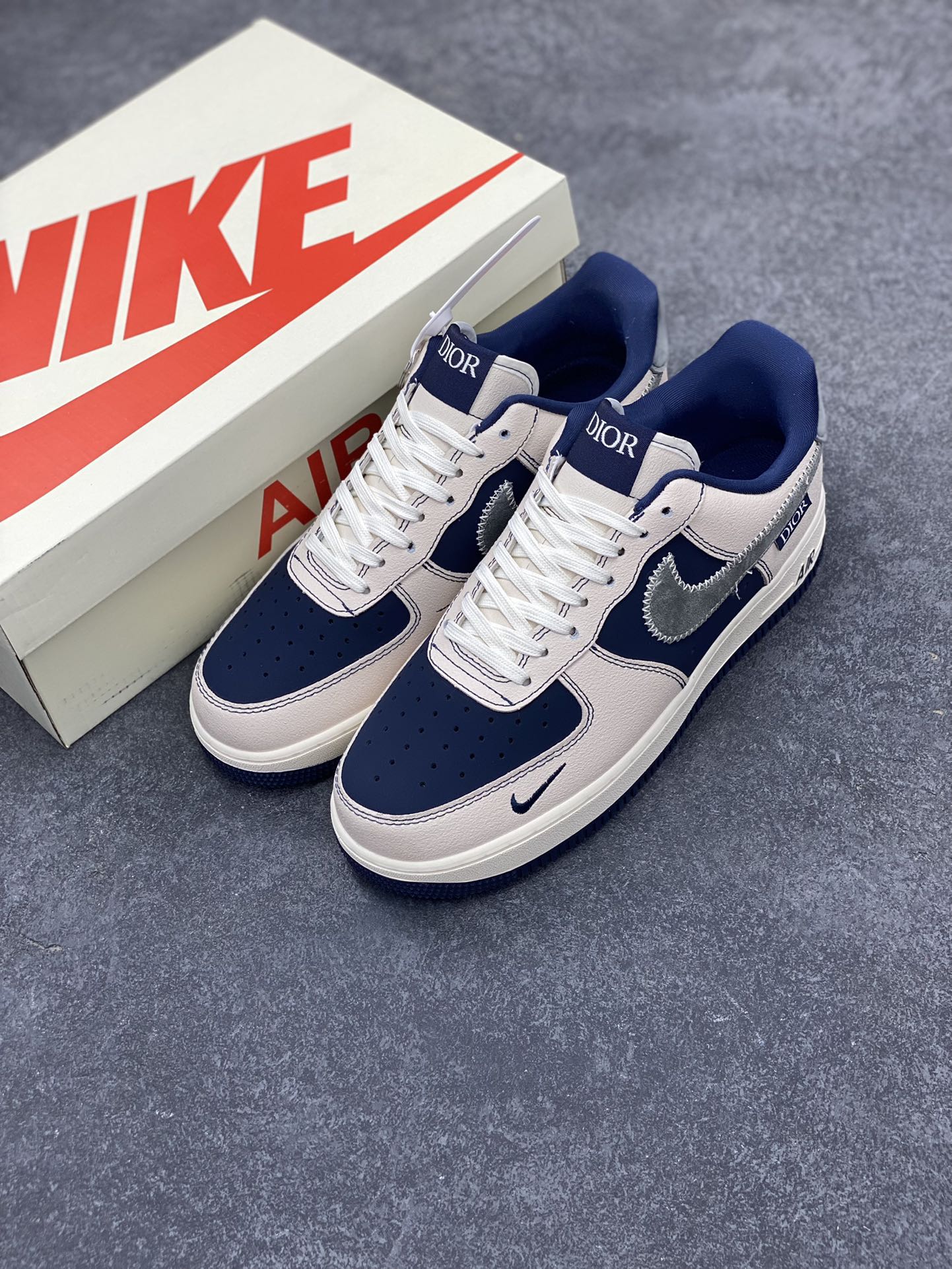 图片[8]-NIke Air Force 1 \’07 Low “迪奥联名–米蓝针织勾”空军一号 低帮 运动鞋 休闲鞋 折边针车 工艺难度大 原楦头原纸板 原装鞋盒 定制五金配件 内置全掌气垫 原厂鞋底 货号：KK1988-012 尺码：36 36.5 37.5 38 38.5 39 40 40.5 41 42 42.5 43 44 44.5 45-选品中心