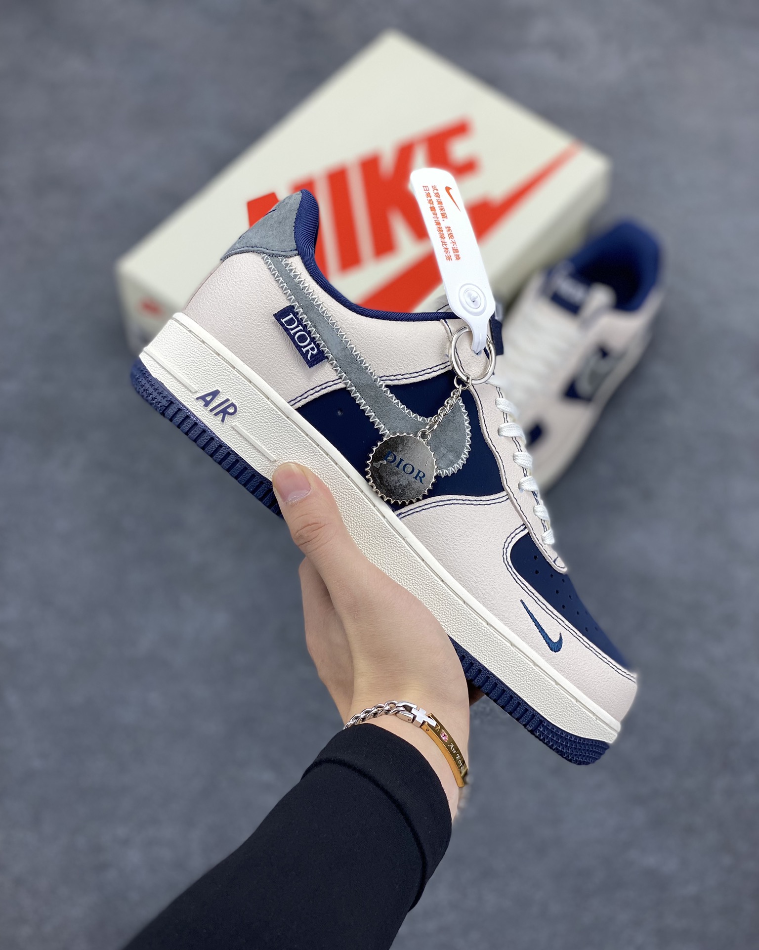 NIke Air Force 1 \'07 Low “迪奥联名--米蓝针织勾”空军一号 低帮 运动鞋 休闲鞋 折边针车 工艺难度大 原楦头原纸板 原装鞋盒 定制五金配件 内置全掌气垫 原厂鞋底 货号：KK1988-012 尺码：36 36.5 37.5 38 38.5 39 40 40.5 41 42 42.5 43 44 44.5 45-选品中心