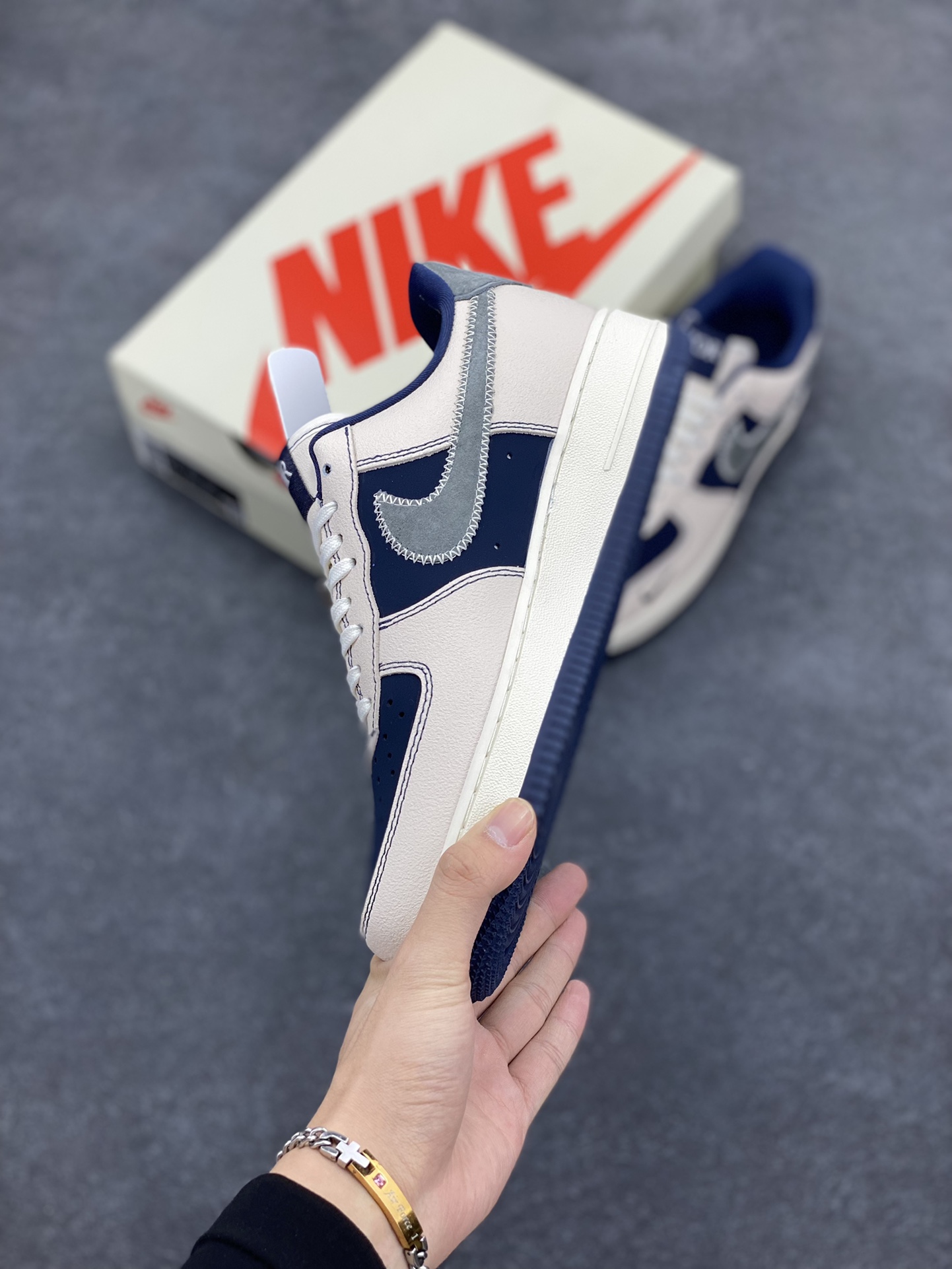 图片[3]-NIke Air Force 1 \’07 Low “迪奥联名–米蓝针织勾”空军一号 低帮 运动鞋 休闲鞋 折边针车 工艺难度大 原楦头原纸板 原装鞋盒 定制五金配件 内置全掌气垫 原厂鞋底 货号：KK1988-012 尺码：36 36.5 37.5 38 38.5 39 40 40.5 41 42 42.5 43 44 44.5 45-选品中心