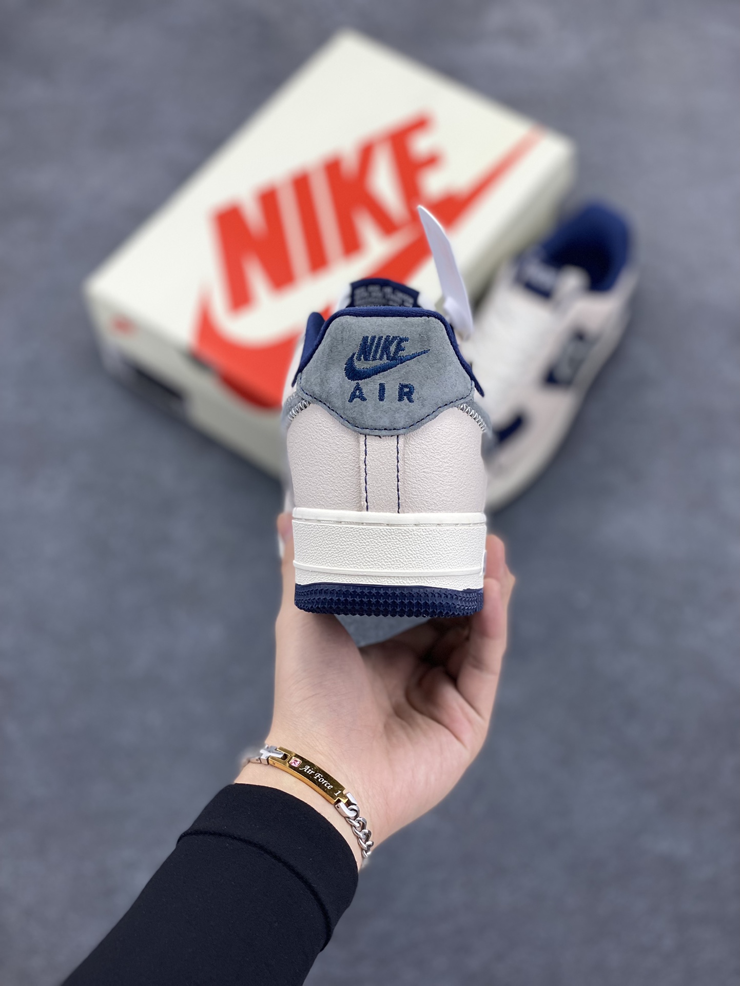 图片[4]-NIke Air Force 1 \’07 Low “迪奥联名–米蓝针织勾”空军一号 低帮 运动鞋 休闲鞋 折边针车 工艺难度大 原楦头原纸板 原装鞋盒 定制五金配件 内置全掌气垫 原厂鞋底 货号：KK1988-012 尺码：36 36.5 37.5 38 38.5 39 40 40.5 41 42 42.5 43 44 44.5 45-选品中心