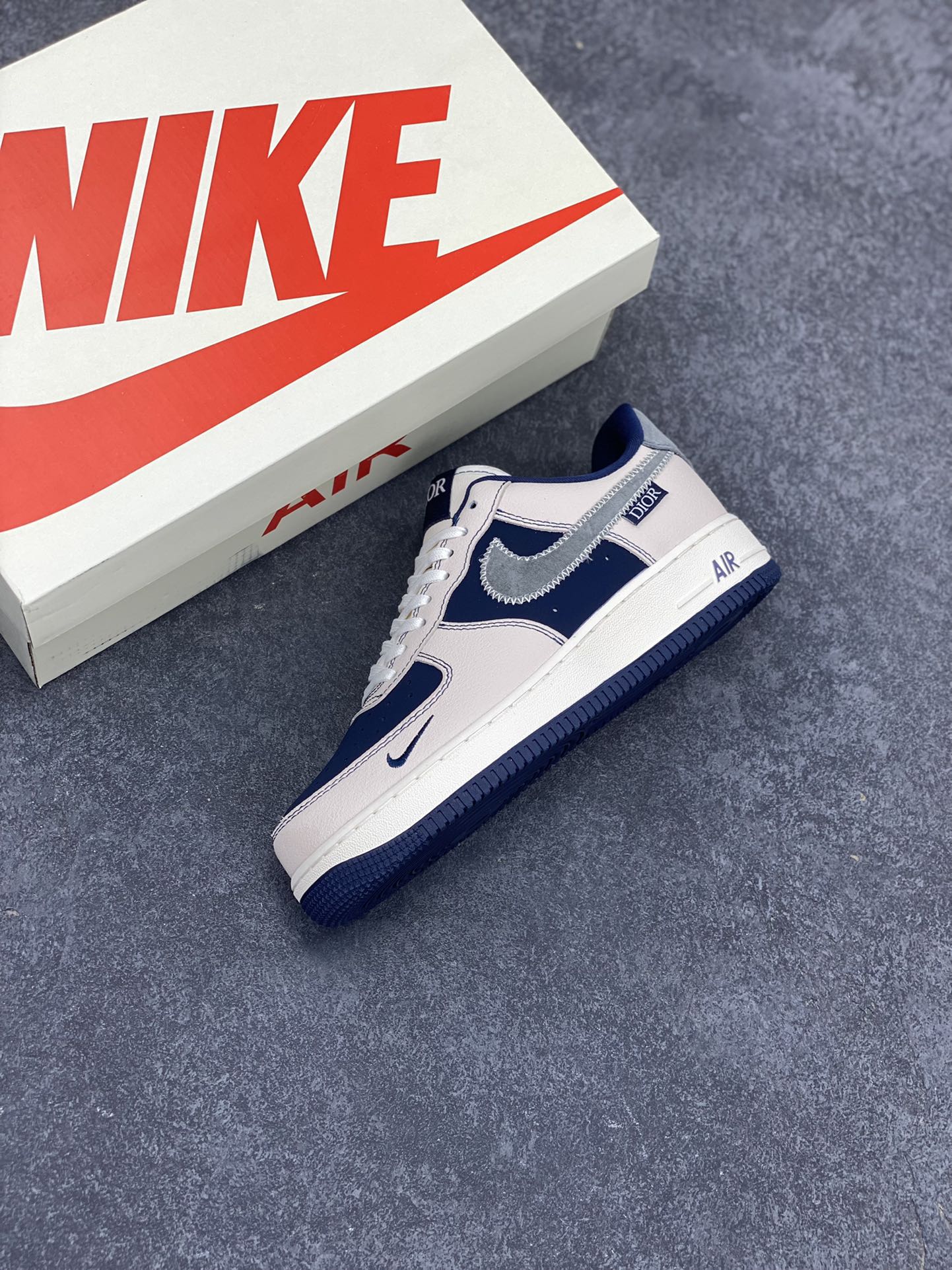 图片[7]-NIke Air Force 1 \’07 Low “迪奥联名–米蓝针织勾”空军一号 低帮 运动鞋 休闲鞋 折边针车 工艺难度大 原楦头原纸板 原装鞋盒 定制五金配件 内置全掌气垫 原厂鞋底 货号：KK1988-012 尺码：36 36.5 37.5 38 38.5 39 40 40.5 41 42 42.5 43 44 44.5 45-选品中心