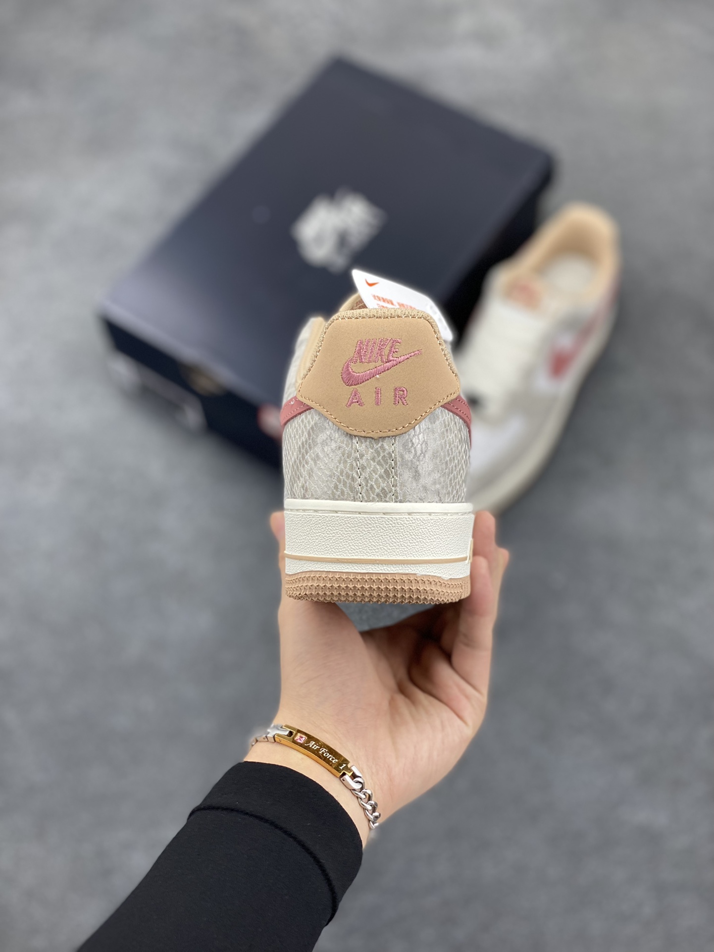 图片[4]-Nike Air Force 1 Low 蛇年白棕 空军一号低帮运动休闲板鞋 原楦头原纸板 打造纯正空军版型#专注外贸渠道 全掌内置蜂窝气垫 #原盒配件 原厂中底钢印、拉帮完美 货号：HF2898-100 尺码：36 36.5 37.5 38 38.5 39 40 40.5 41 42 42.5 43 44 44.5 45-选品中心